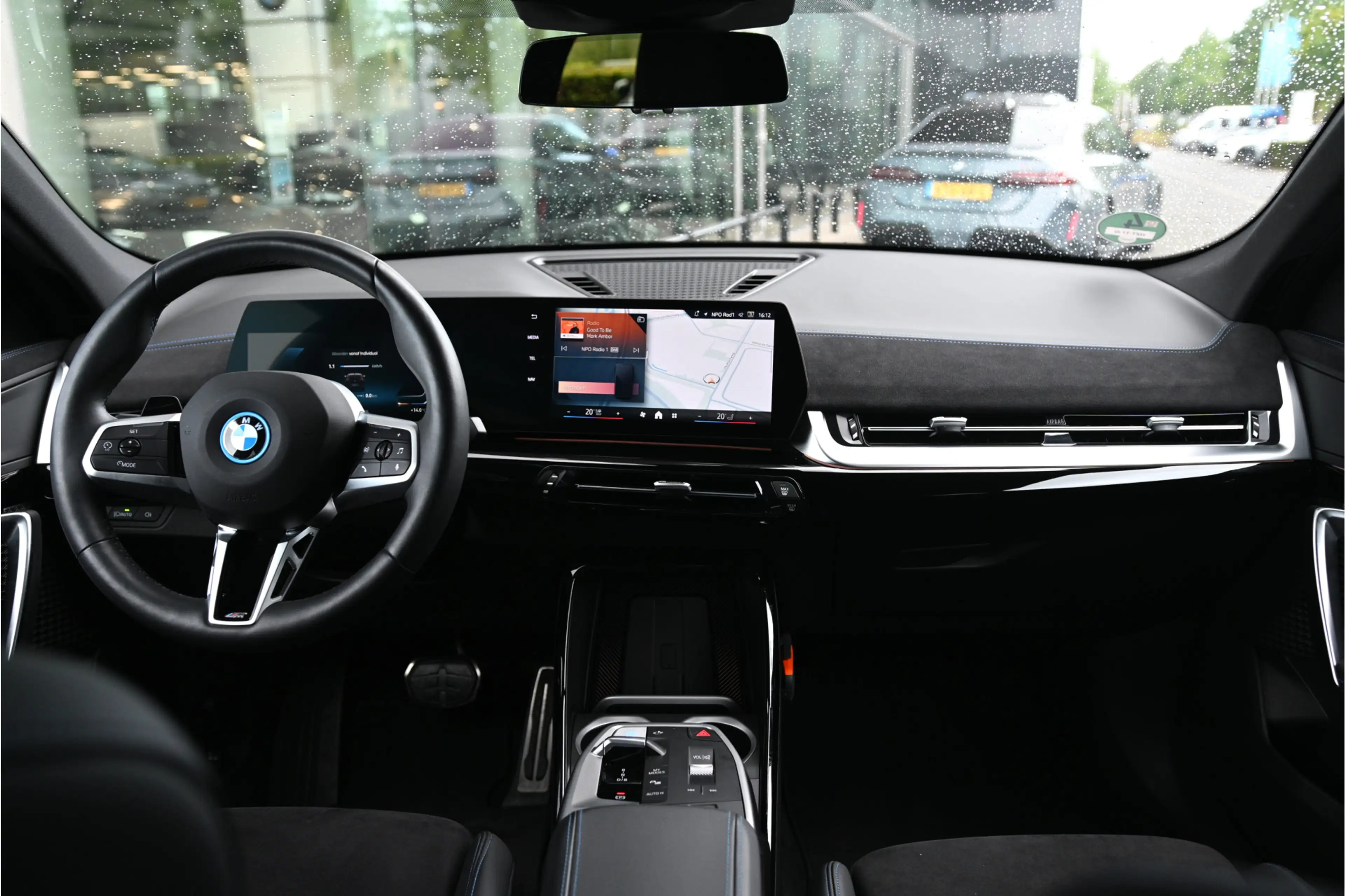 BMW iX2 eDrive20 M Sport / Sportstoelen / Comfort Access / — photo 4