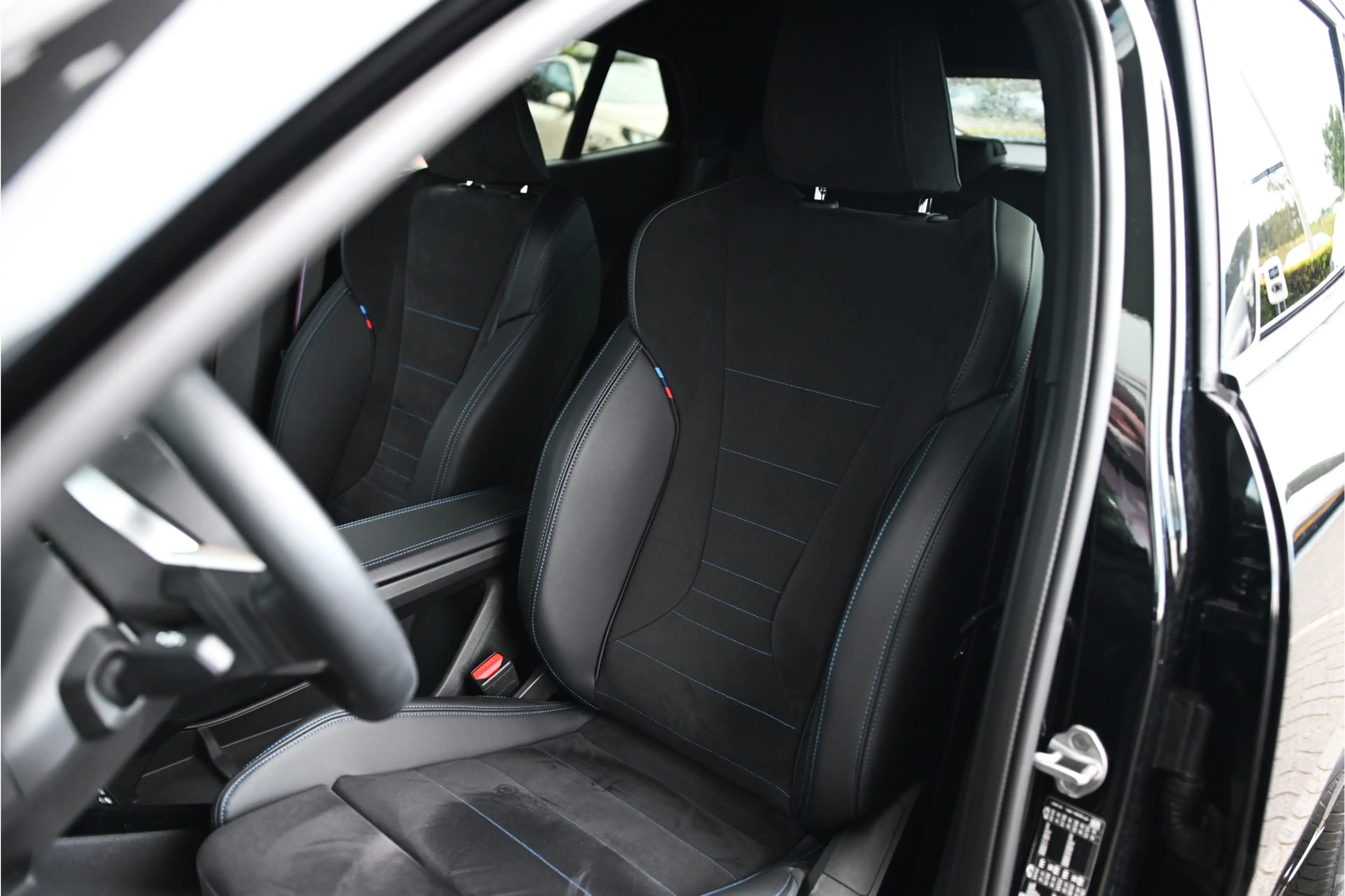 BMW iX2 eDrive20 M Sport / Sportstoelen / Comfort Access / — photo 3