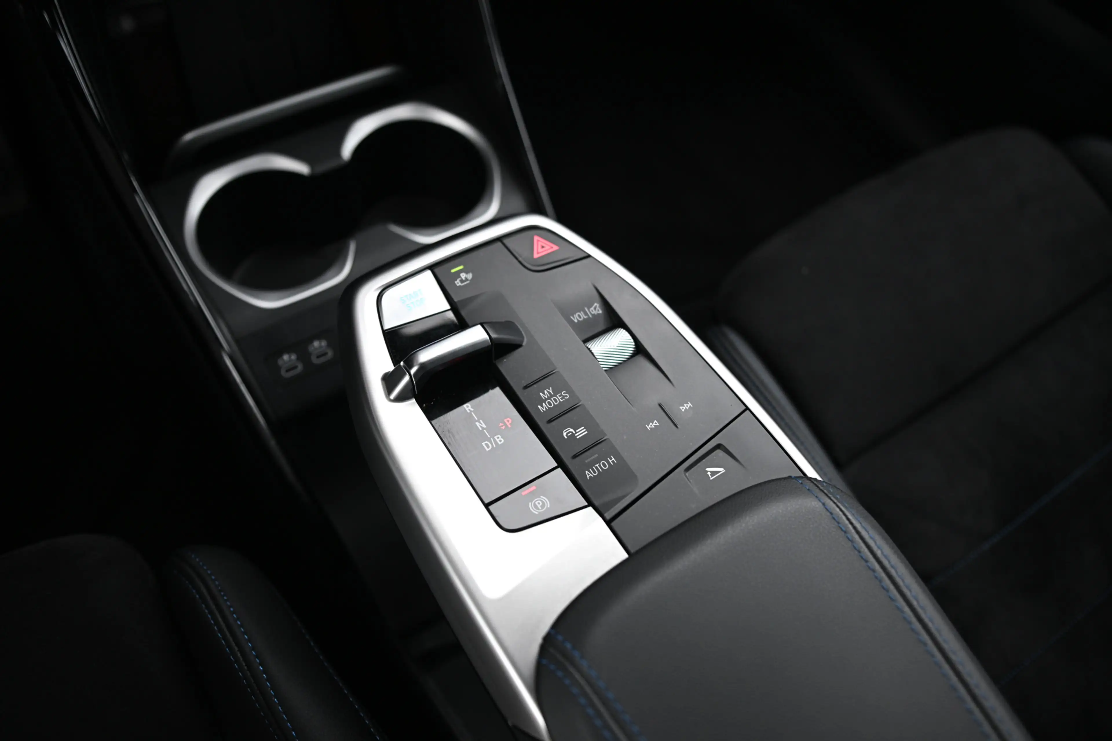 BMW iX2 eDrive20 M Sport / Sportstoelen / Comfort Access / — photo 12