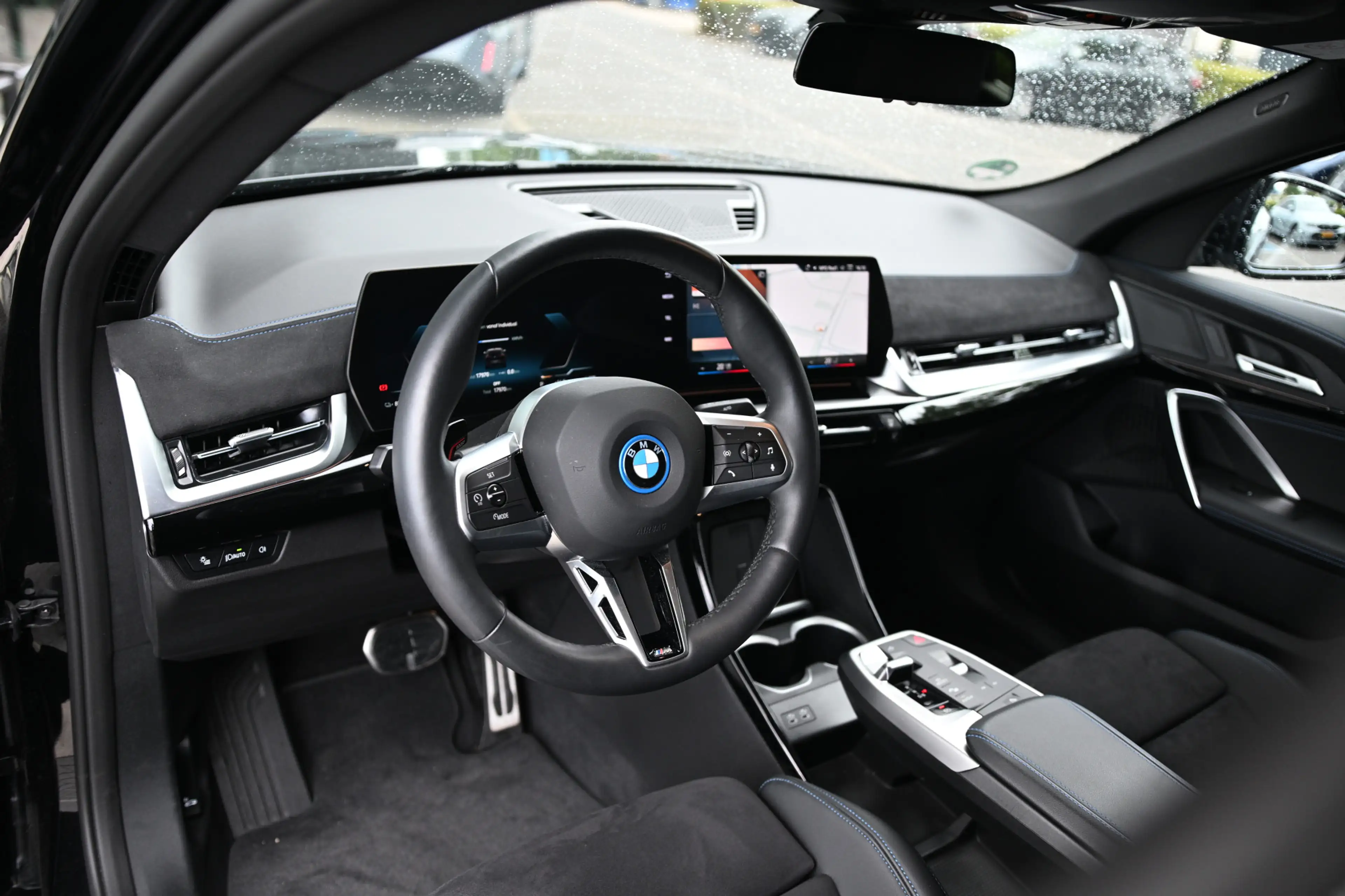 BMW iX2 eDrive20 M Sport / Sportstoelen / Comfort Access / — photo 8