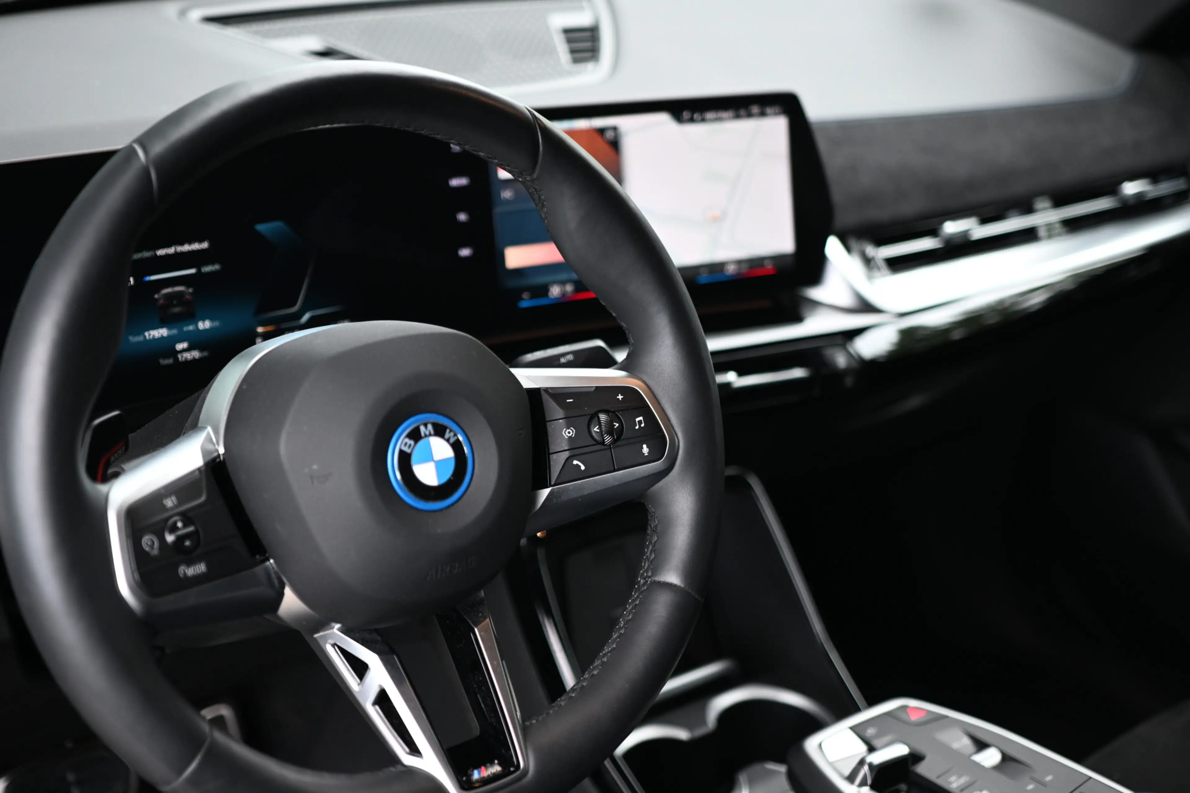 BMW iX2 eDrive20 M Sport / Sportstoelen / Comfort Access / — photo 14