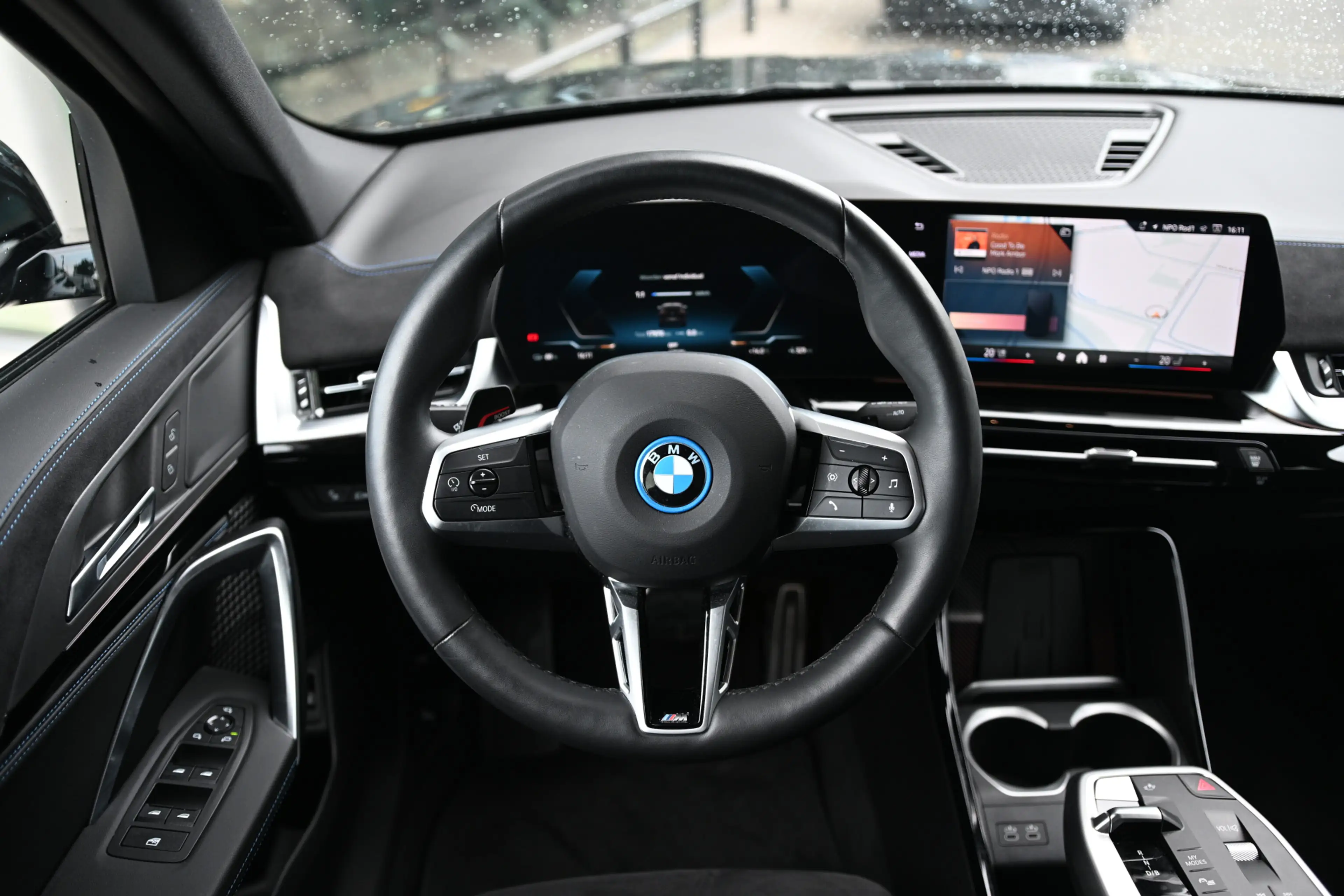 BMW iX2 eDrive20 M Sport / Sportstoelen / Comfort Access / — photo 6