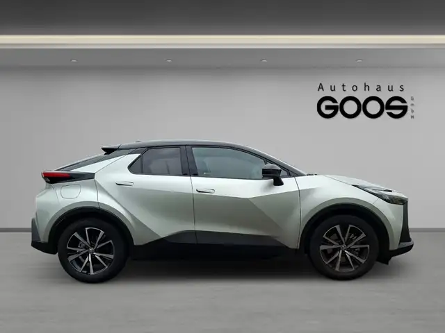 Toyota C-HR view 6