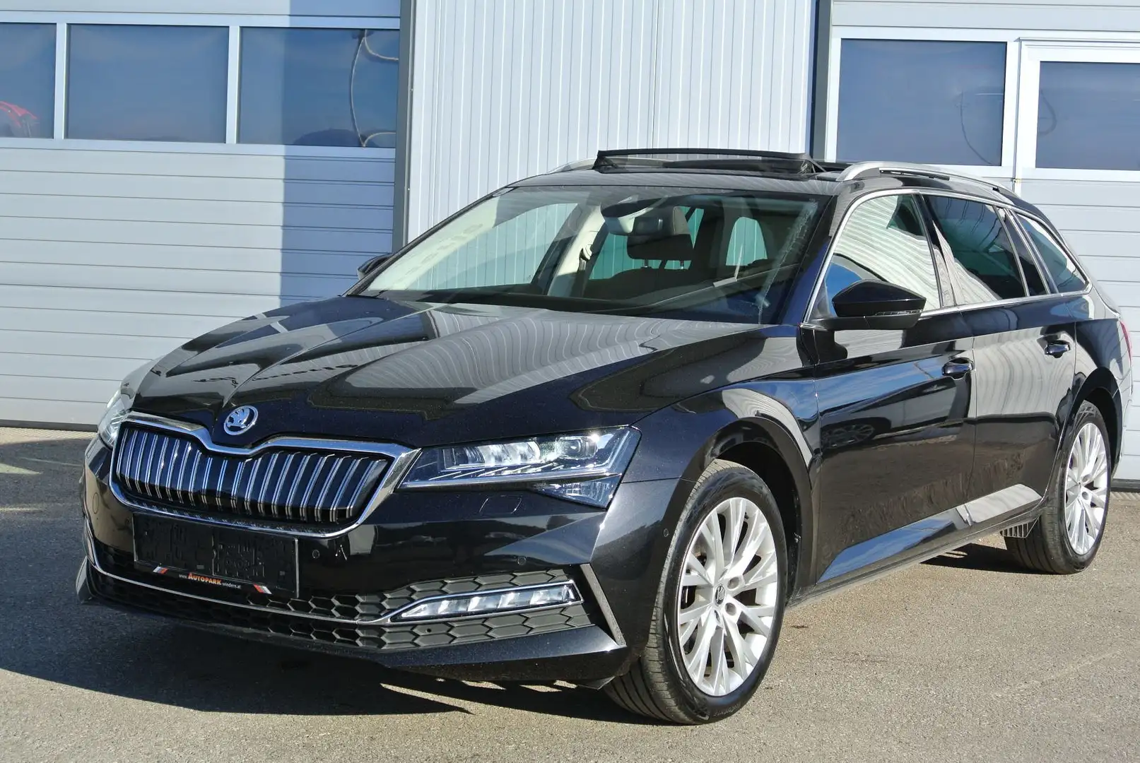 Skoda Superb Combi TSI iV  DSG Style * LED * PANO *AHK * KAMERA Schwarz - 1