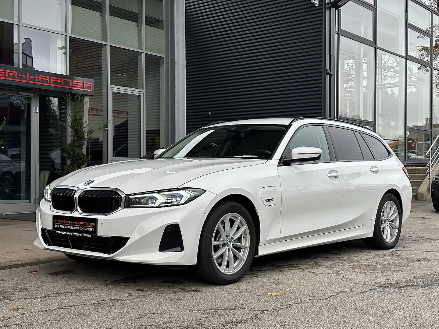 BMW 320 e PHEV Touring Aut. Weiß - 2