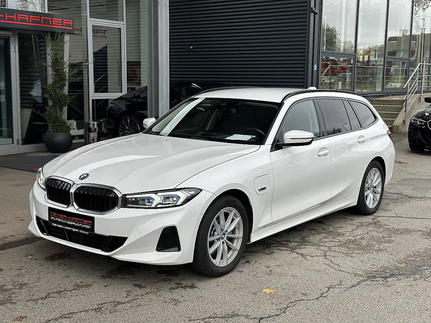 BMW 320 e PHEV Touring Aut. Weiß - 1
