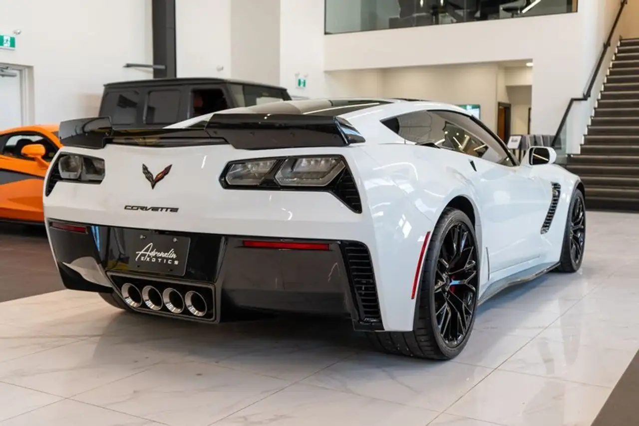 Chevrolet Corvette снимка Chevrolet Corvette