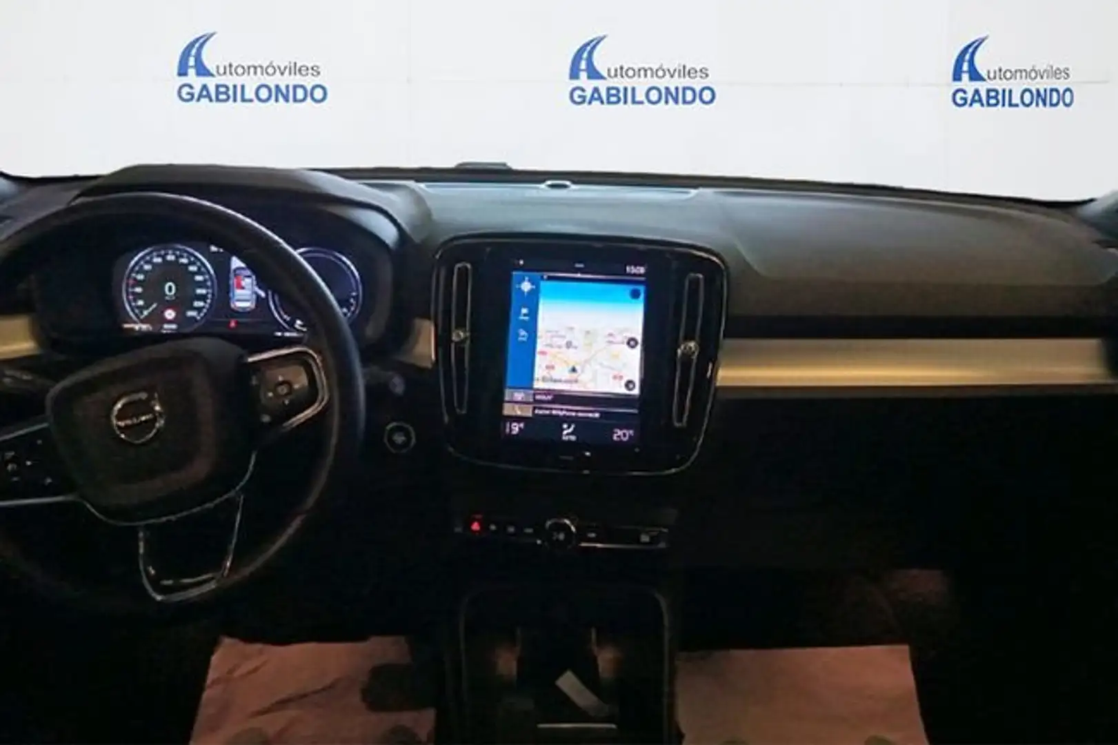 Volvo XC40 T4 Recharge Essential Aut. Gris - 2
