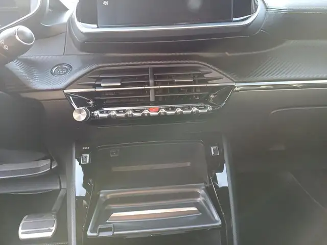 Peugeot 208 view 11