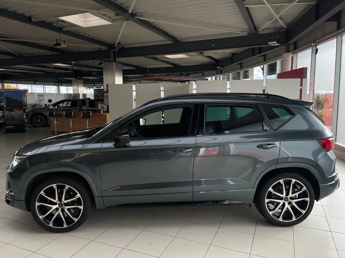CUPRA Ateca 2.0 TSI DSG Allrad+Navi+AHK+Pano+Alu++++ Grijs - 2