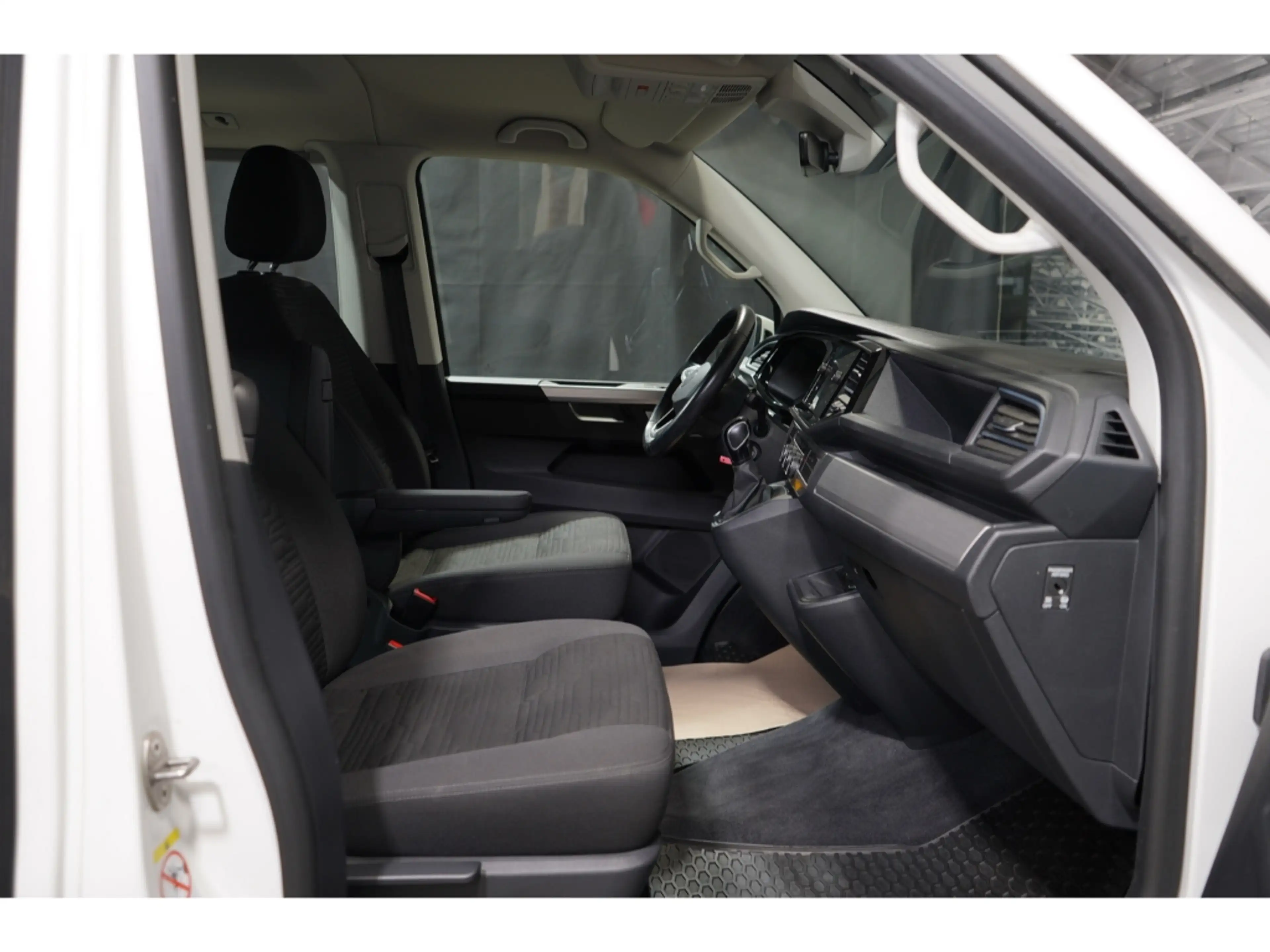 Volkswagen T6.1 Multivan 2.0 TDI 4MOTION Comfortline AHK Kame — photo 5
