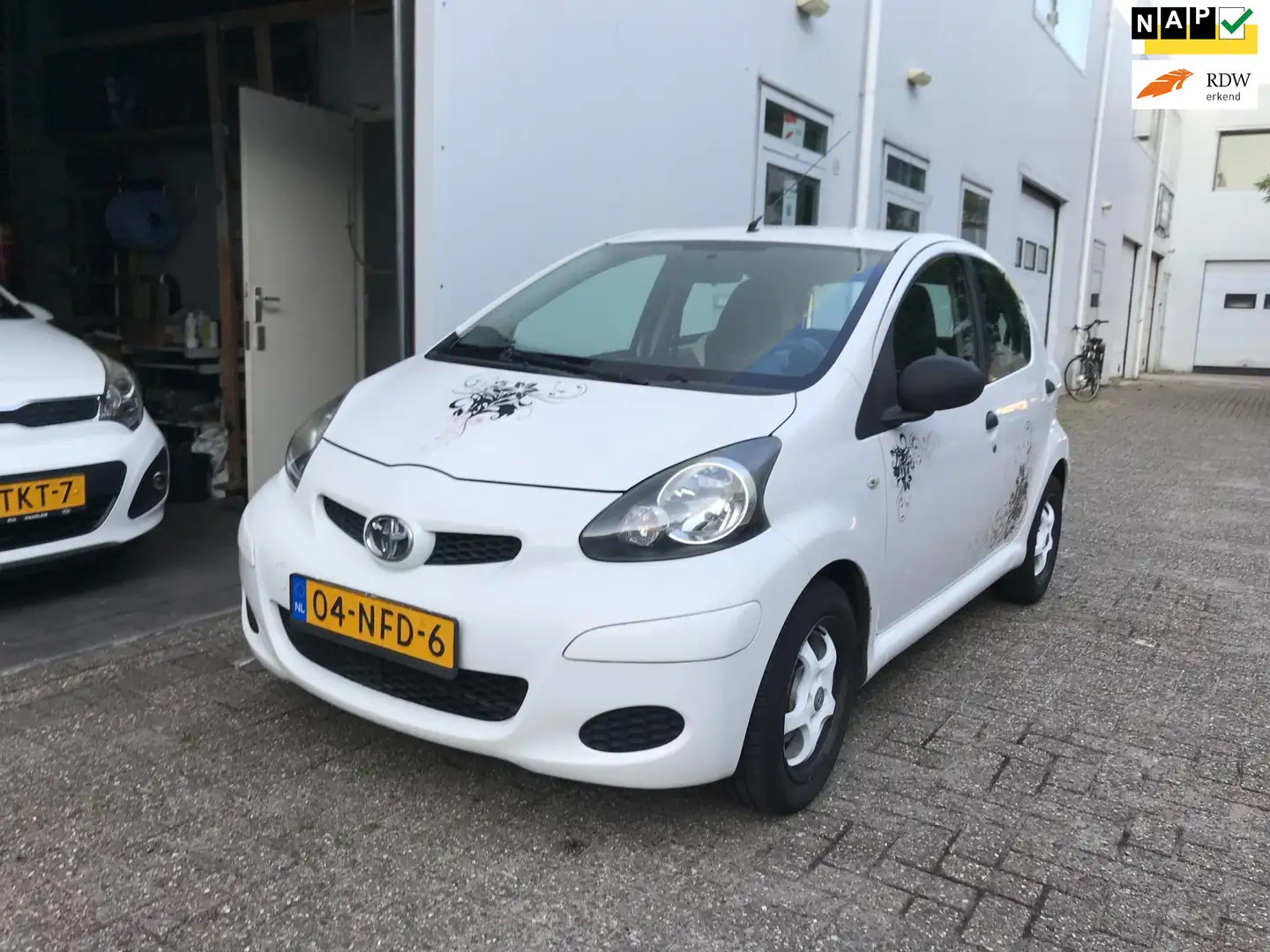 Toyota Aygo 1.0-12V Access 5DRS bj 2010 NAP Garantie Wit - 1
