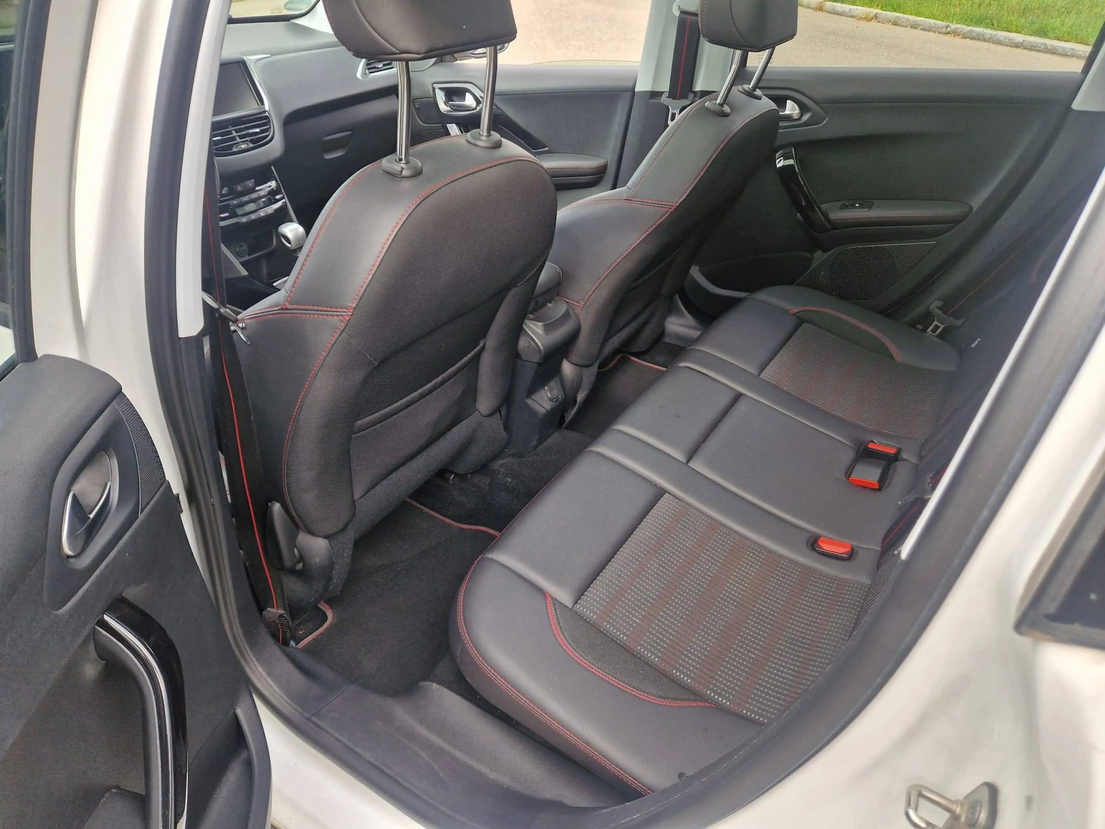 Peugeot 2008 Allure — photo 17