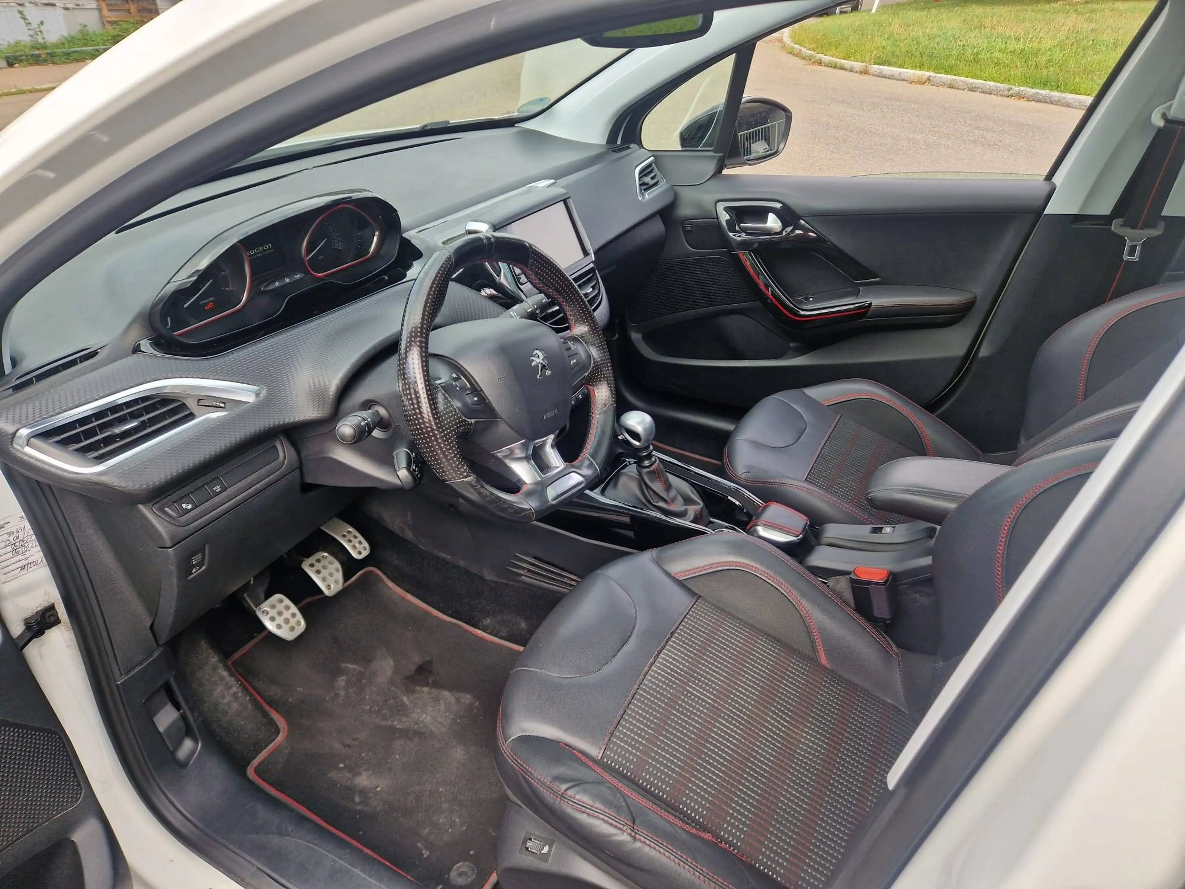 Peugeot 2008 Allure — photo 10