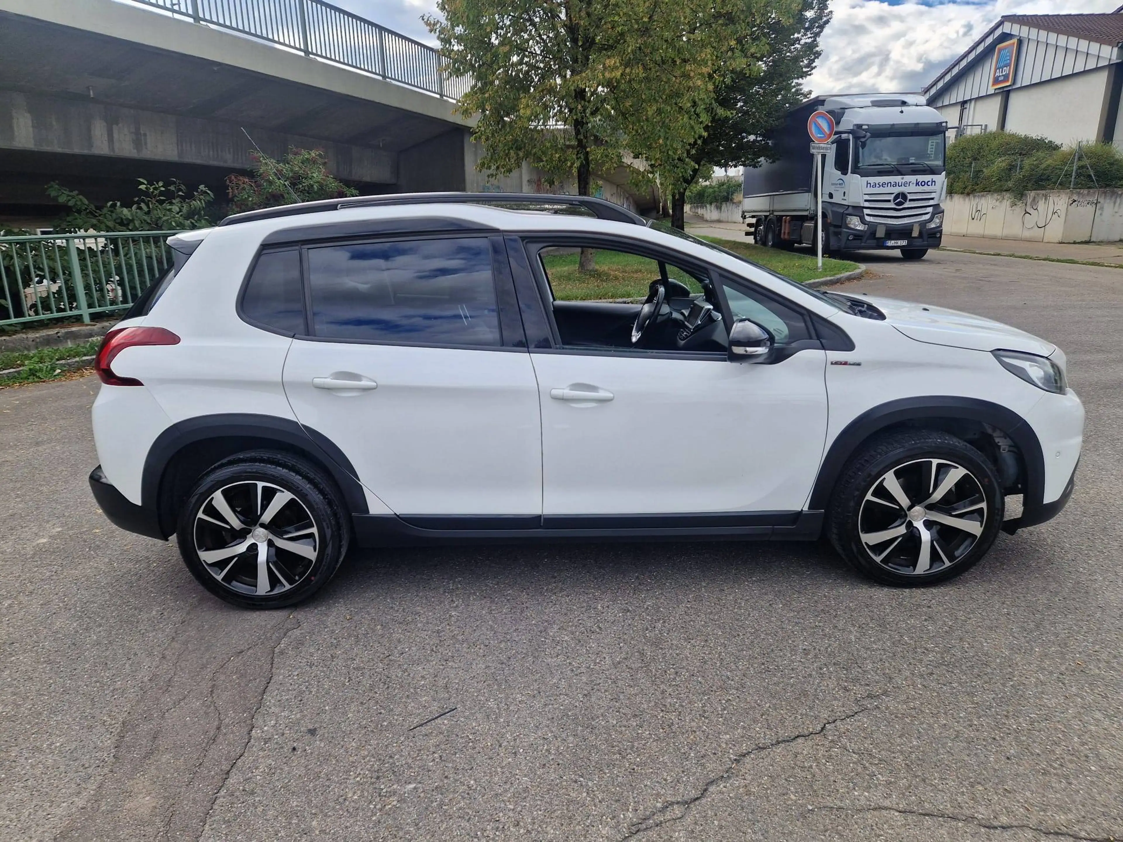 Peugeot 2008 Allure — photo 8