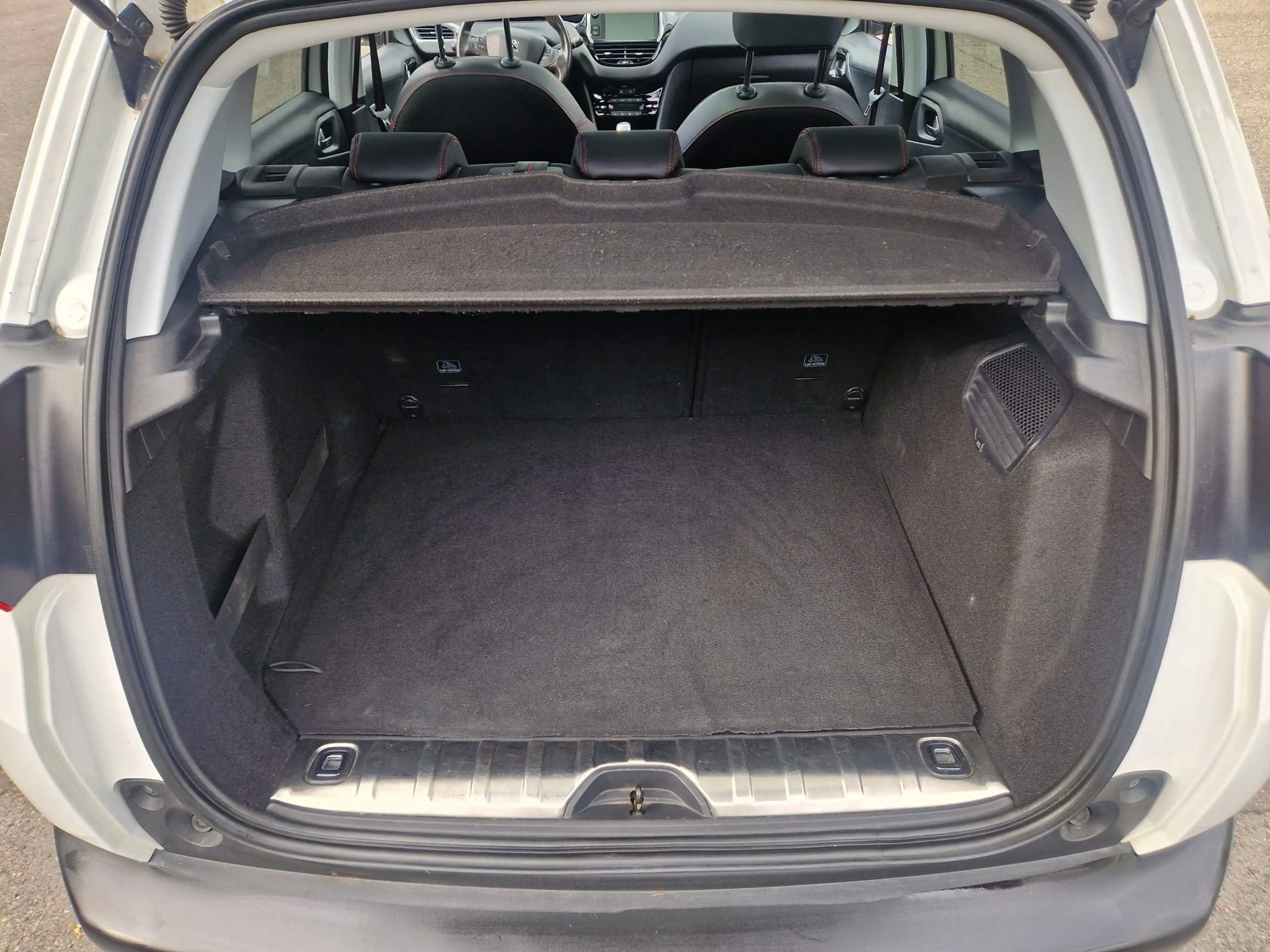 Peugeot 2008 Allure — photo 16