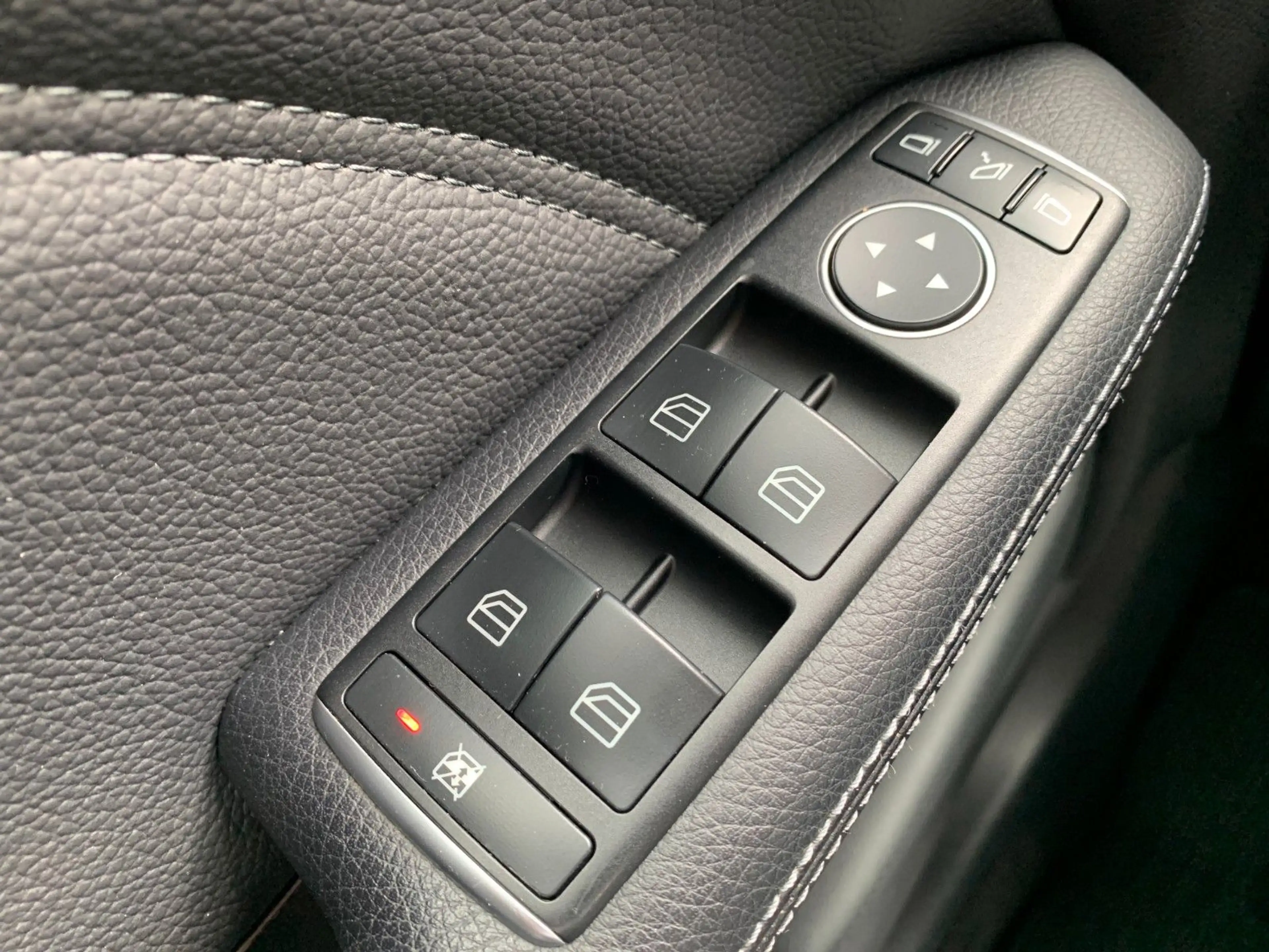 Mercedes-Benz B 200 B200 Urban Style LEDER+AHK+LED+Sitzhz — photo 24