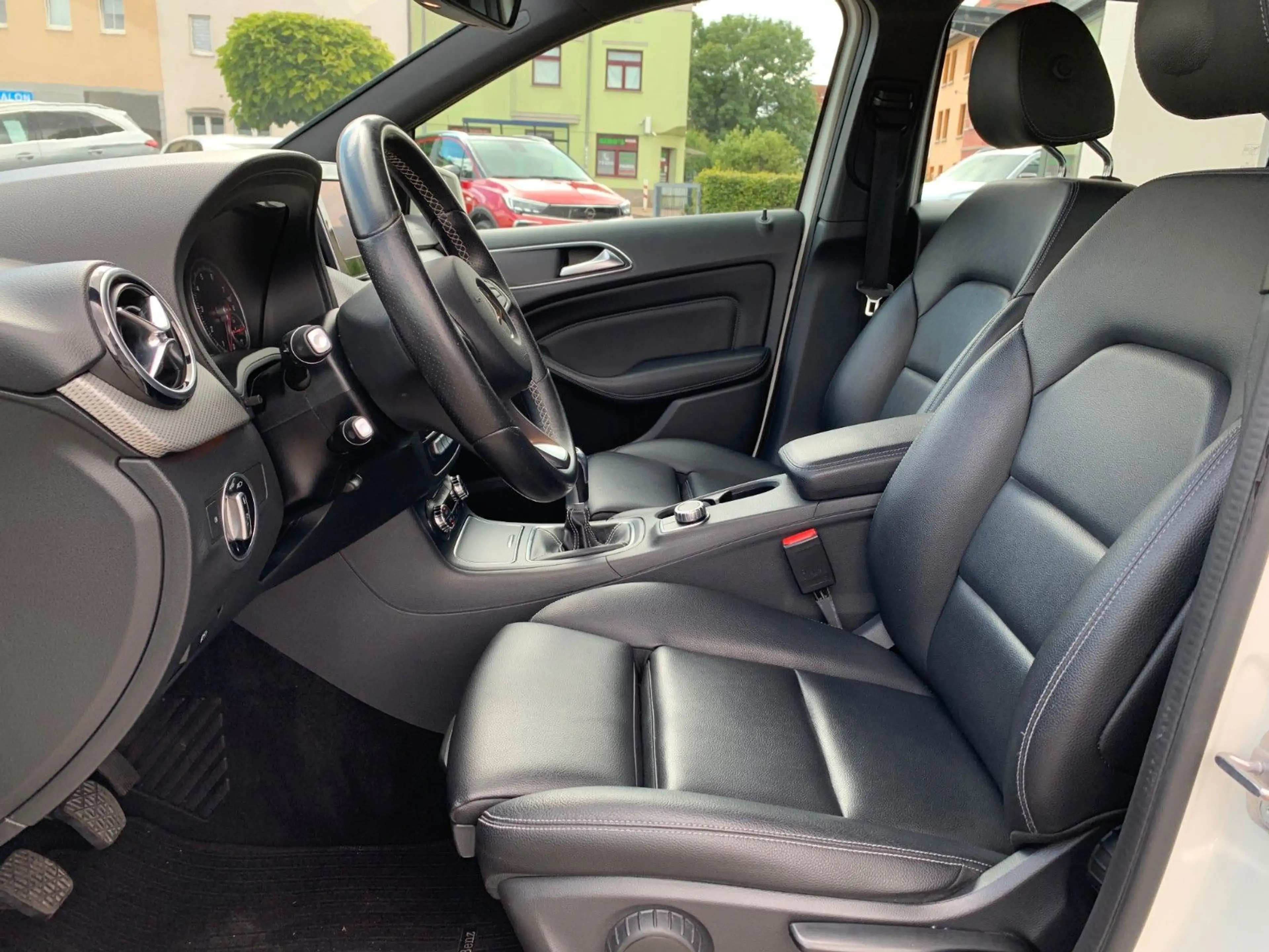 Mercedes-Benz B 200 B200 Urban Style LEDER+AHK+LED+Sitzhz — photo 9