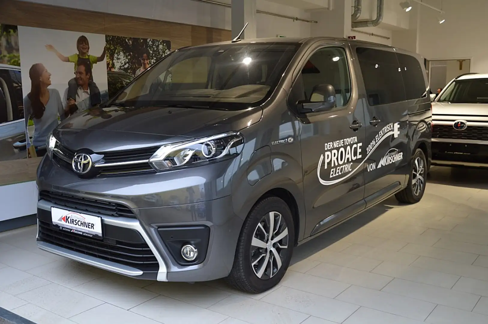 Toyota Proace Verso 75 kWh Medium Family + Aut. Grau - 1