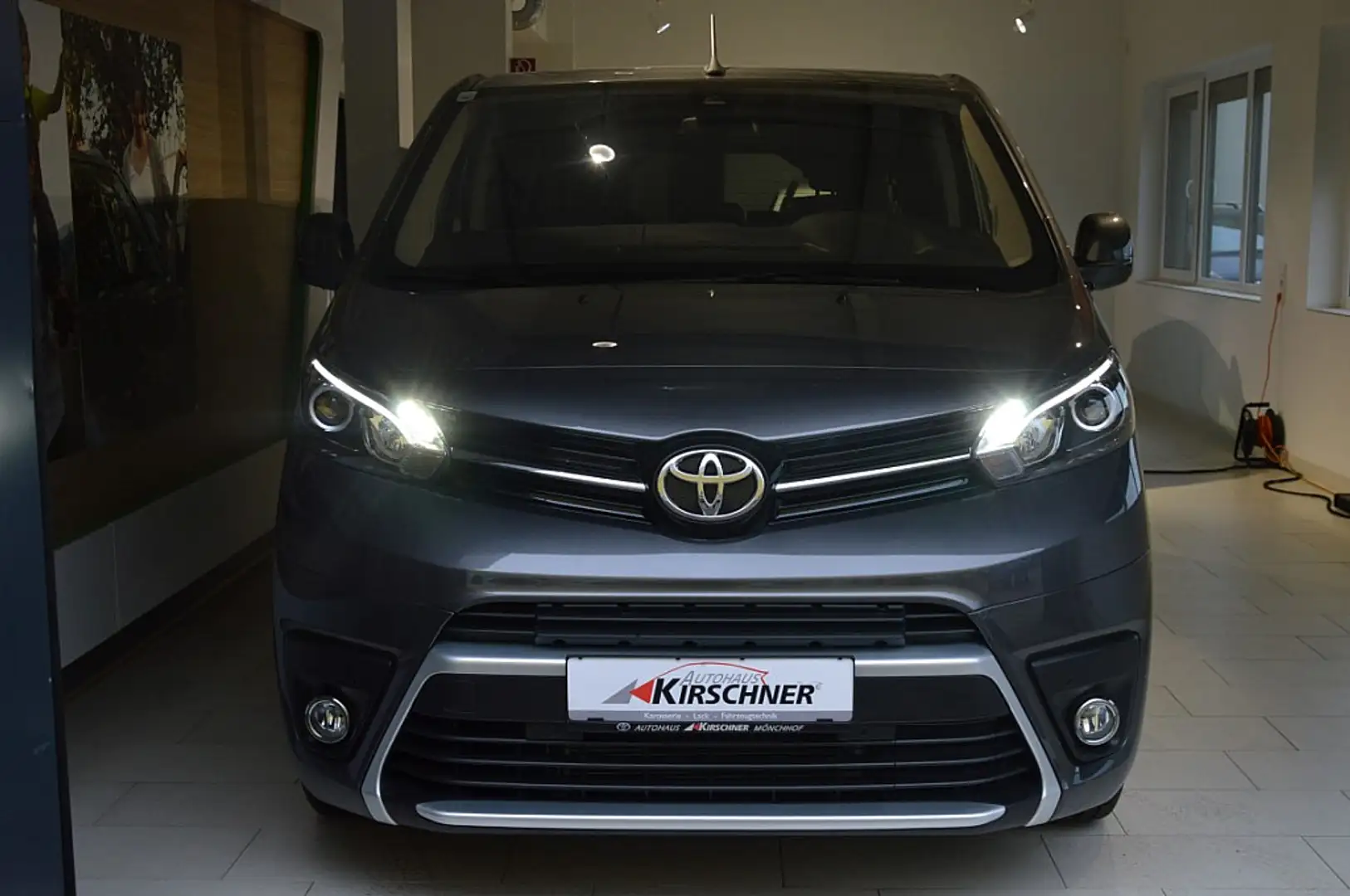 Toyota Proace Verso 75 kWh Medium Family + Aut. Grau - 2