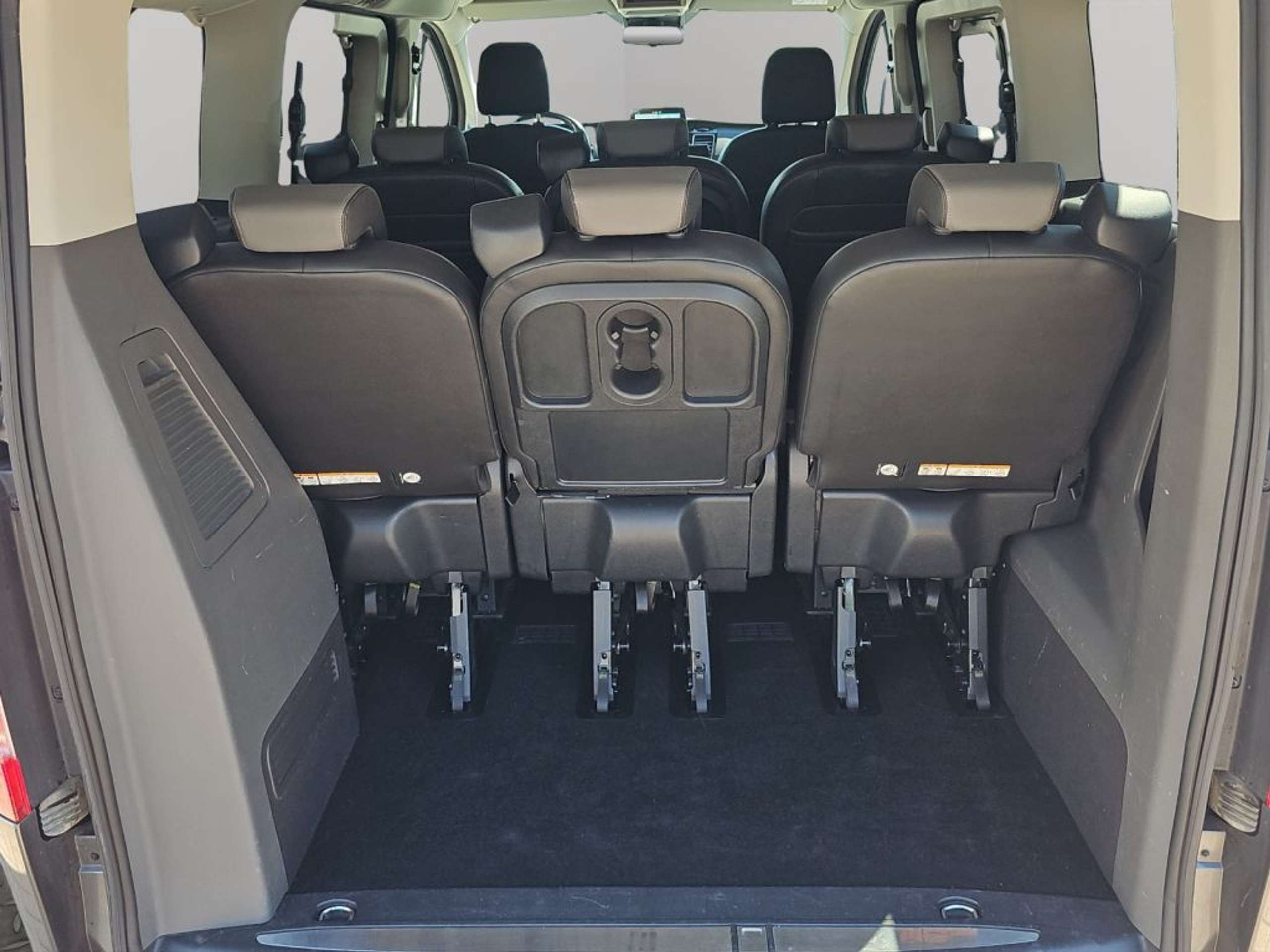 Fahrzeugabbildung Ford Tourneo Custom 310 L1H1 VA Titanium X - mit KI generiert/bearbeitet