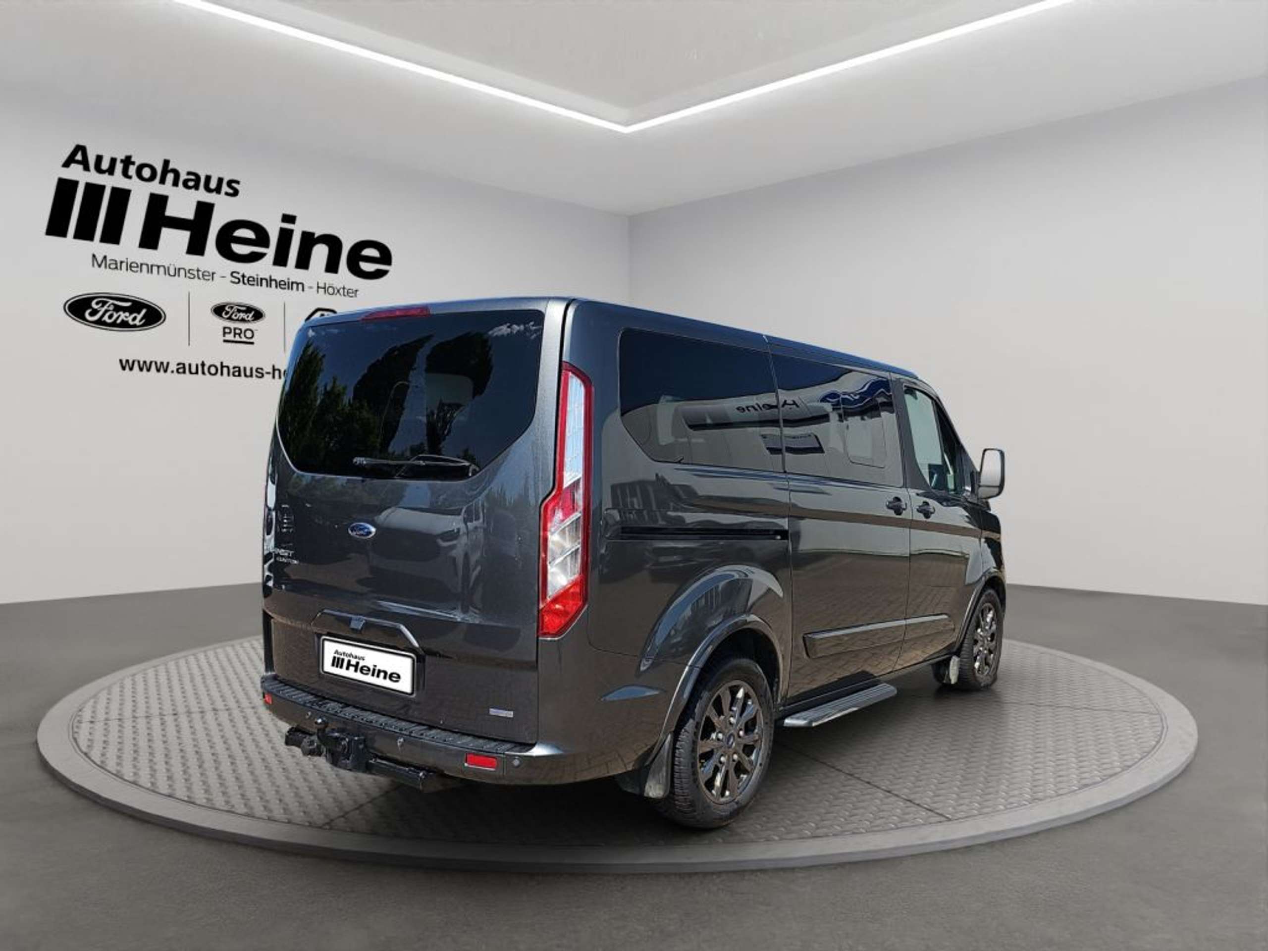 Fahrzeugabbildung Ford Tourneo Custom 310 L1H1 VA Titanium X - mit KI generiert/bearbeitet