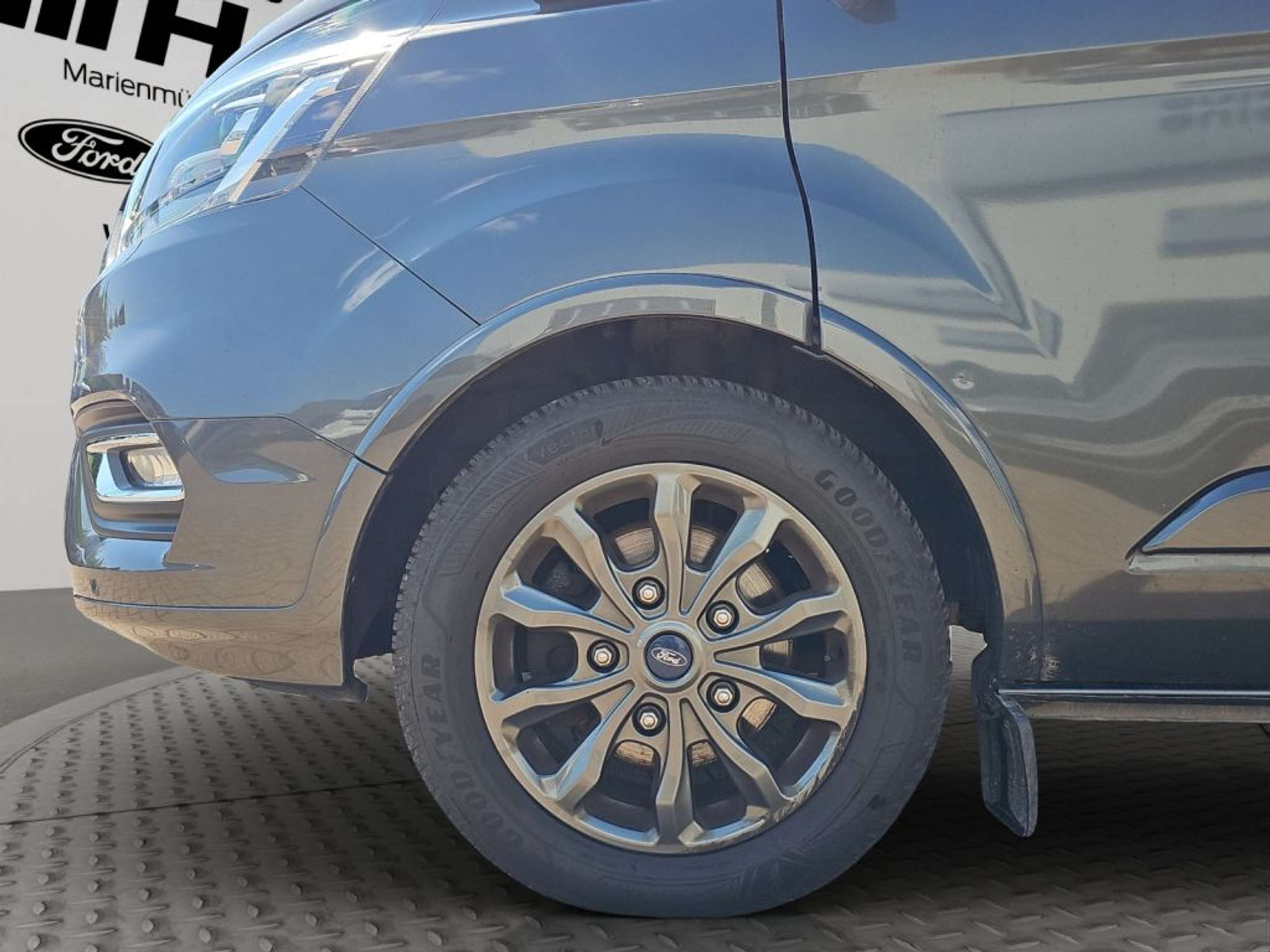 Fahrzeugabbildung Ford Tourneo Custom 310 L1H1 VA Titanium X - mit KI generiert/bearbeitet
