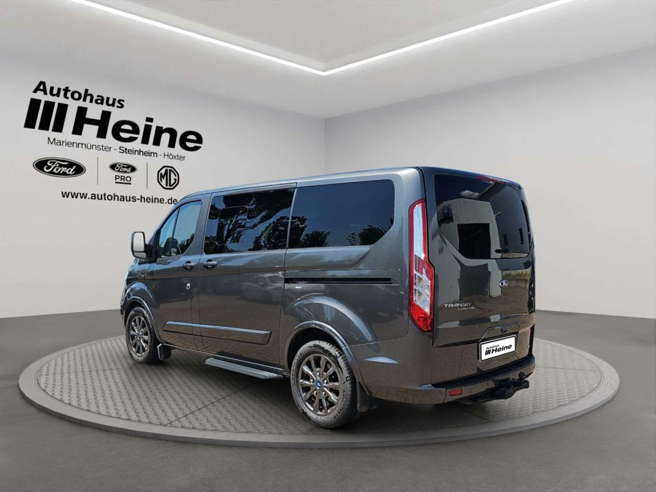Fahrzeugabbildung Ford Tourneo Custom 310 L1H1 VA Titanium X - mit KI generiert/bearbeitet