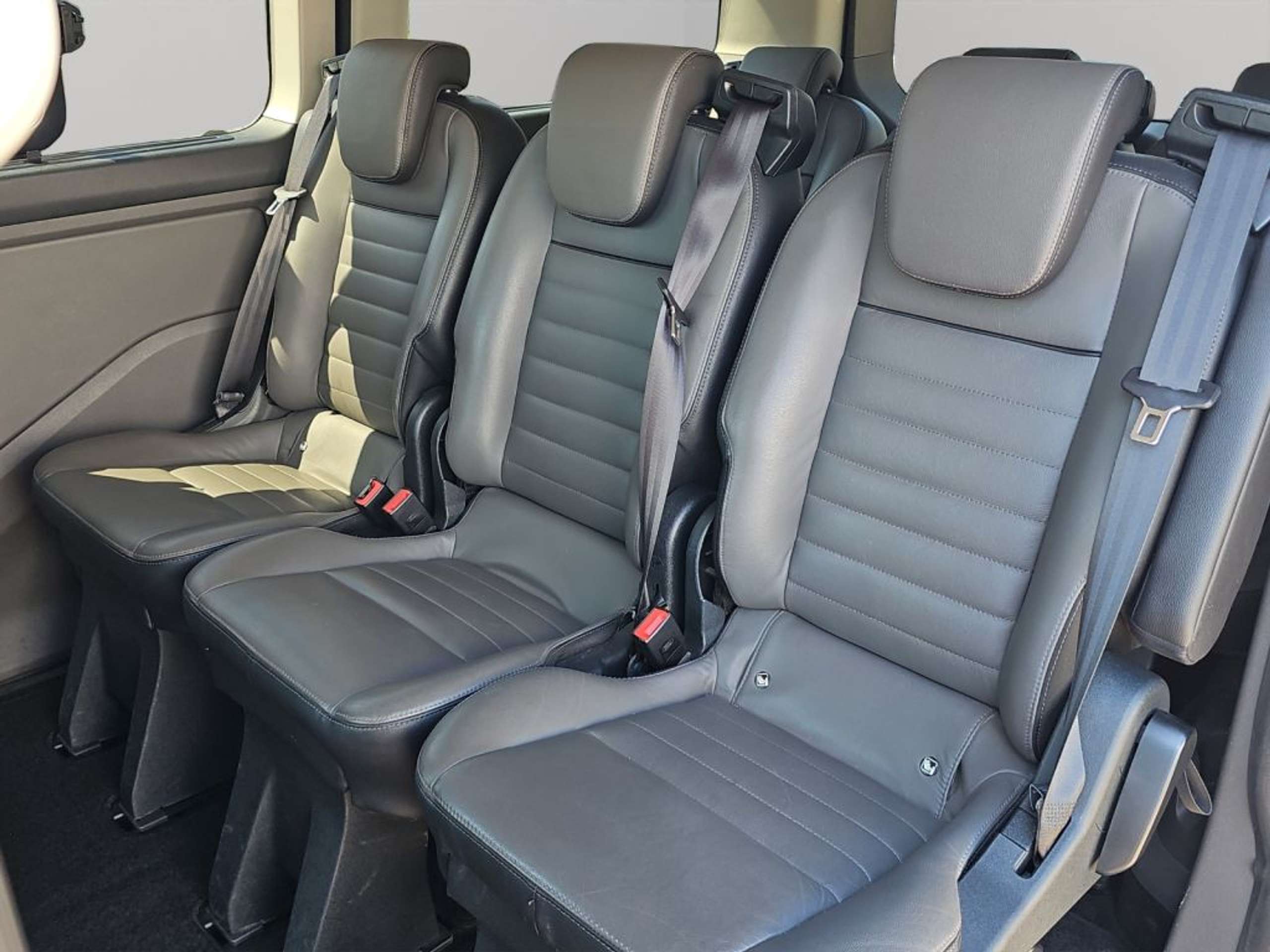 Fahrzeugabbildung Ford Tourneo Custom 310 L1H1 VA Titanium X - mit KI generiert/bearbeitet