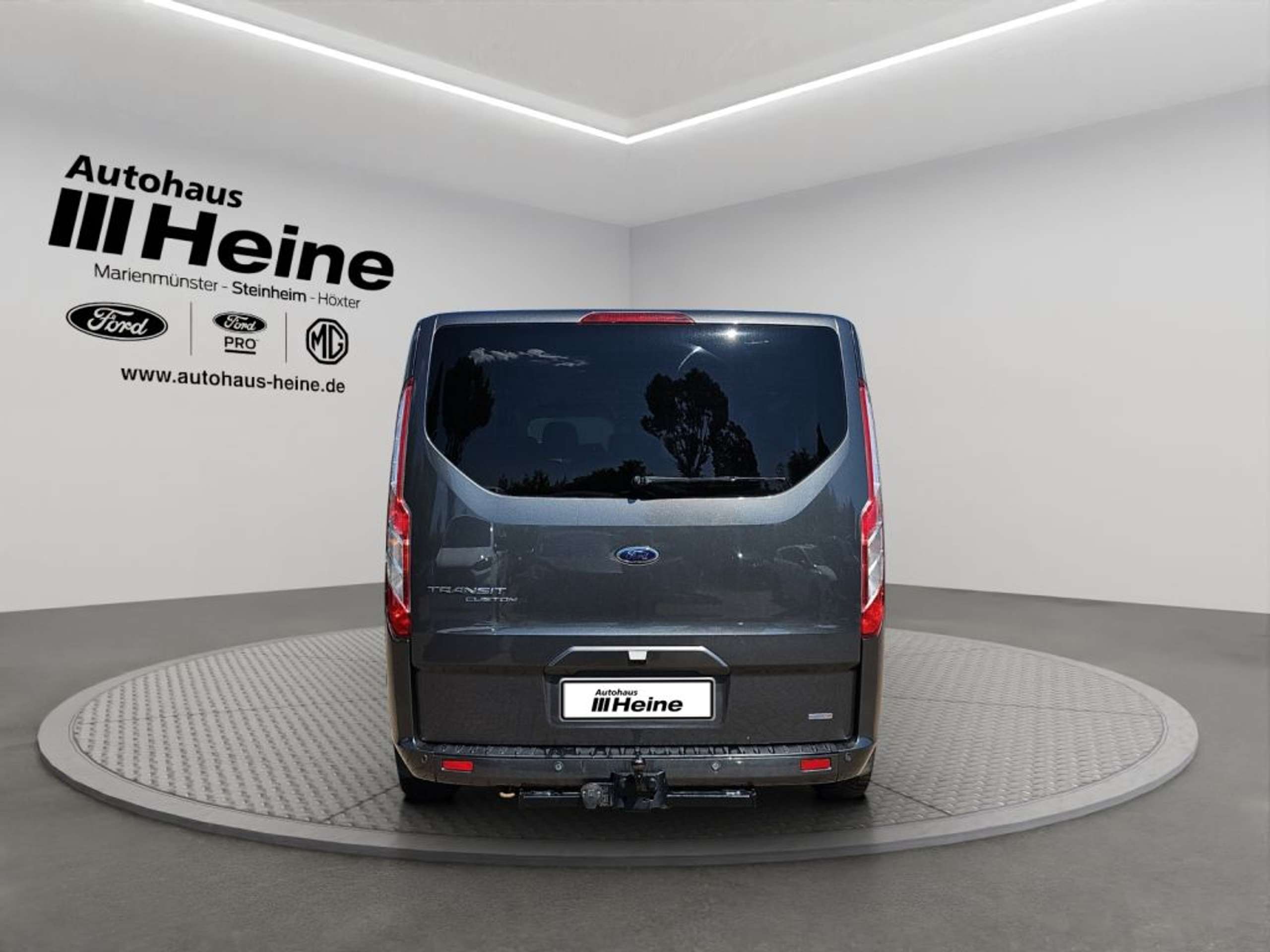 Fahrzeugabbildung Ford Tourneo Custom 310 L1H1 VA Titanium X - mit KI generiert/bearbeitet