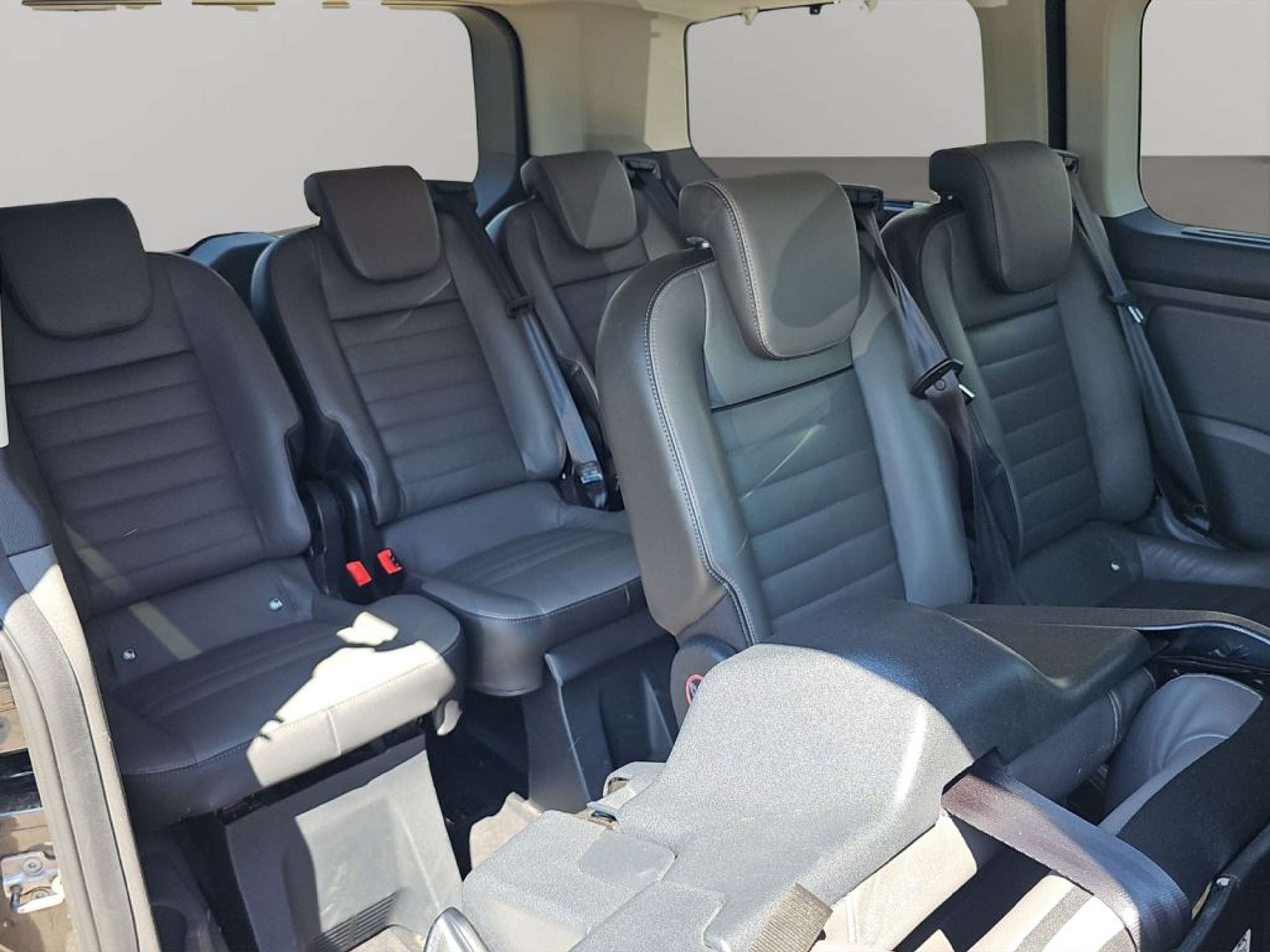 Fahrzeugabbildung Ford Tourneo Custom 310 L1H1 VA Titanium X - mit KI generiert/bearbeitet