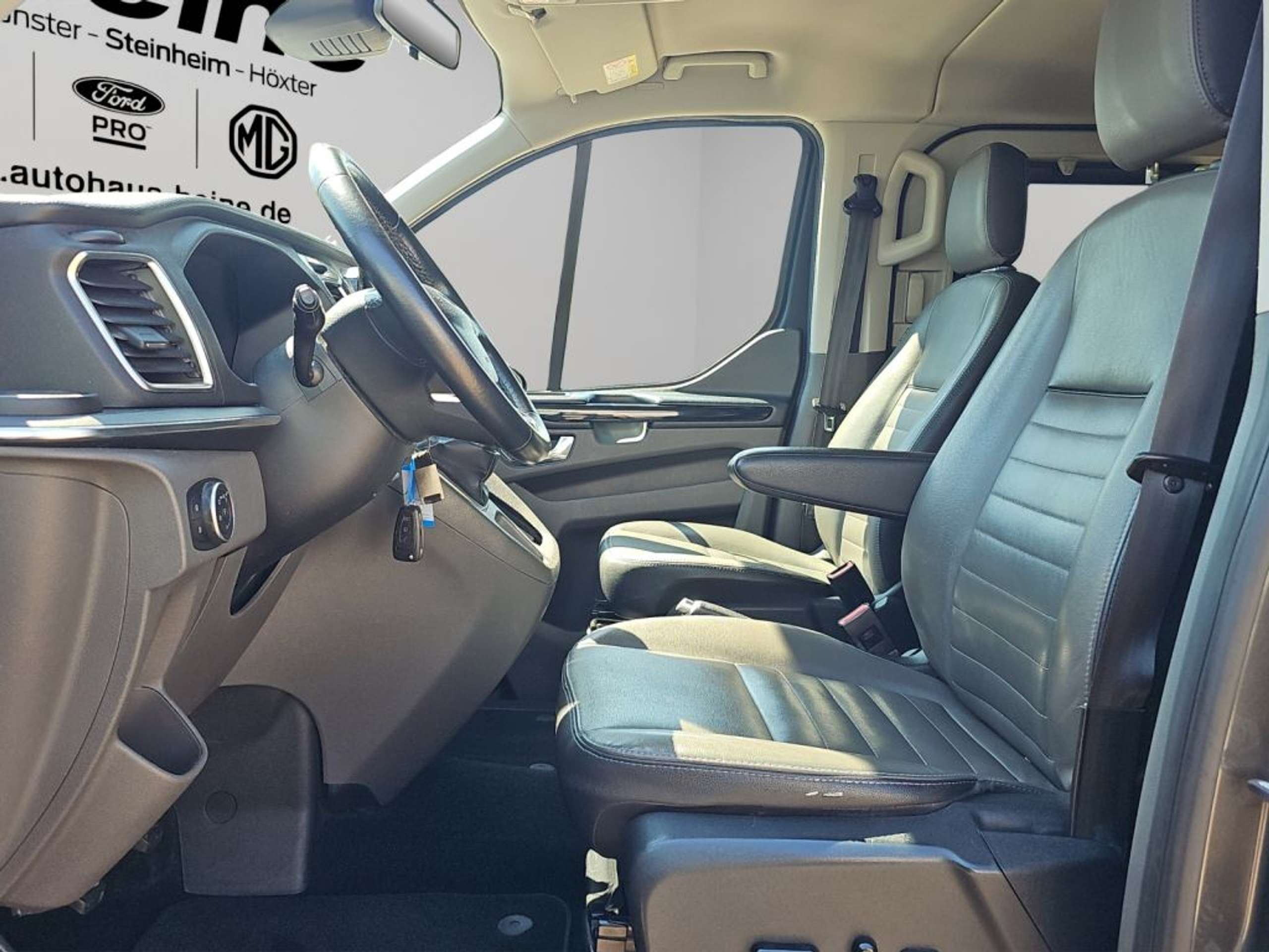 Fahrzeugabbildung Ford Tourneo Custom 310 L1H1 VA Titanium X - mit KI generiert/bearbeitet
