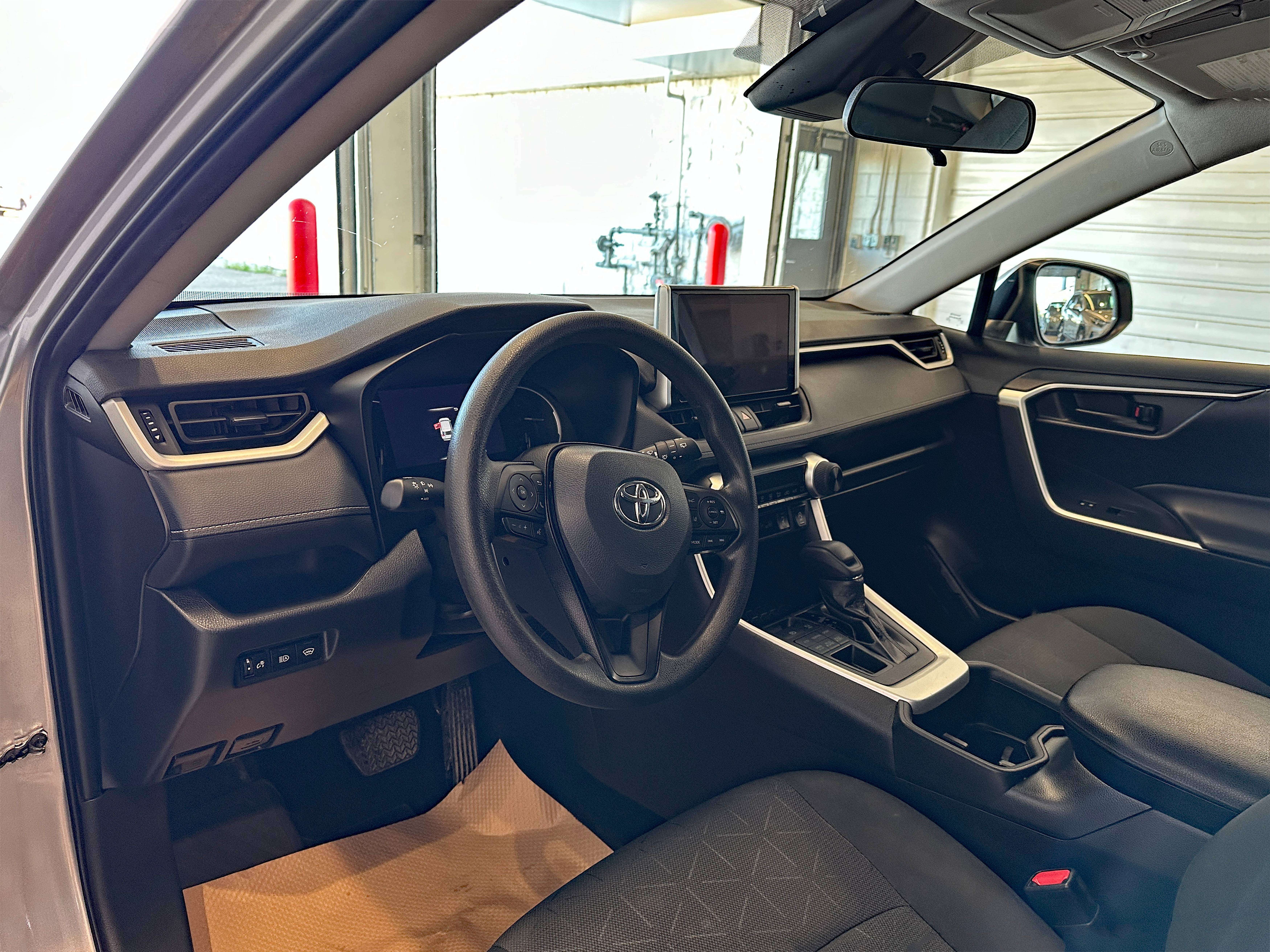 2023 Toyota RAV4 LE — снимка 2