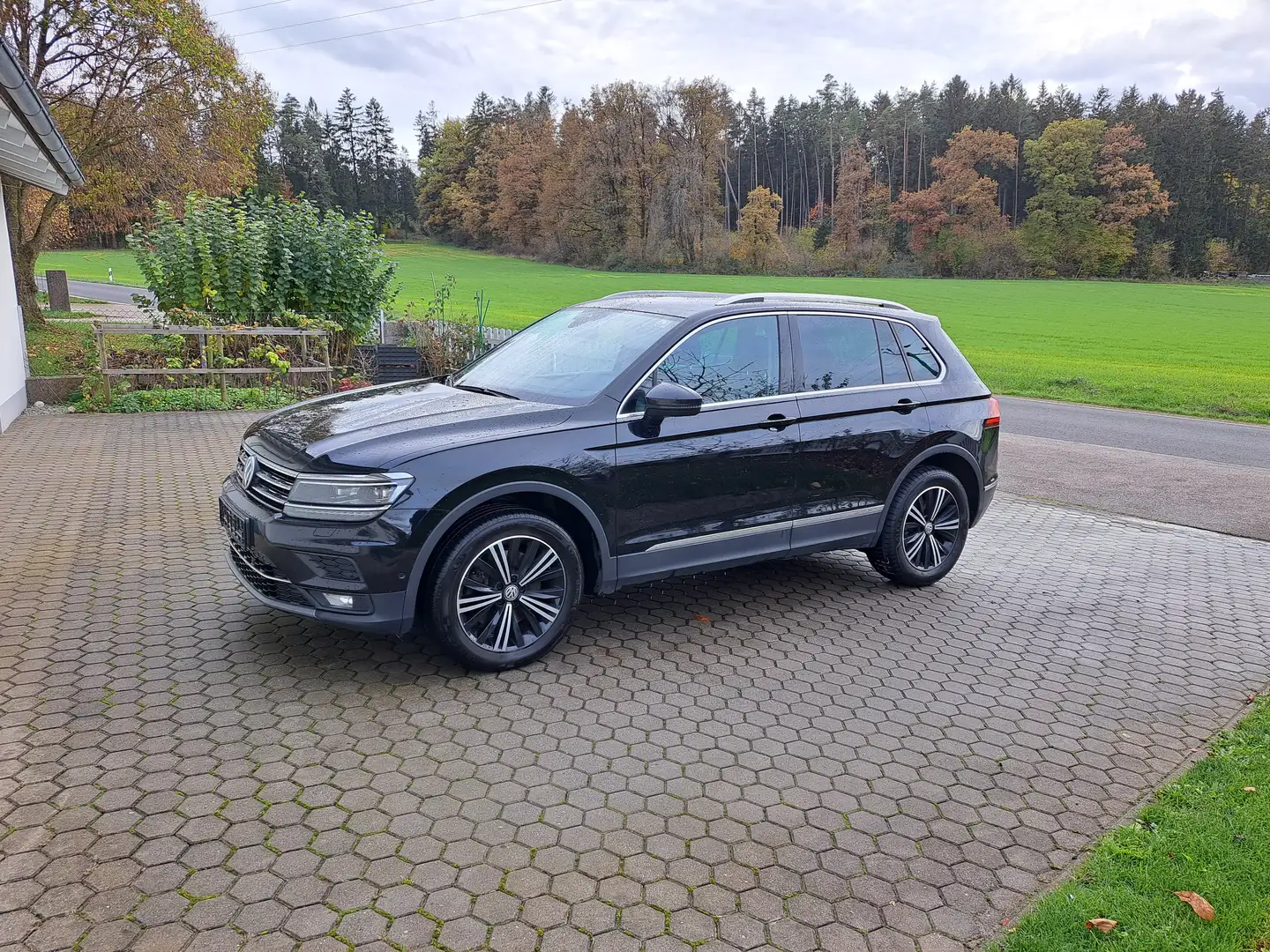 Volkswagen Tiguan 2.0 TDI SCR 4Motion DSG Highline Schwarz - 1