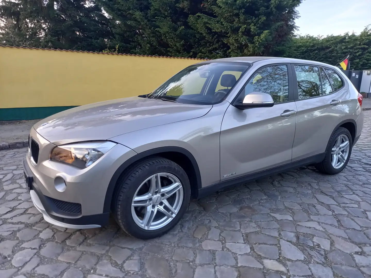 BMW X1 sDrive18i Aut. Rentnerauto,top gepflegt,nur 29 km Grau - 1