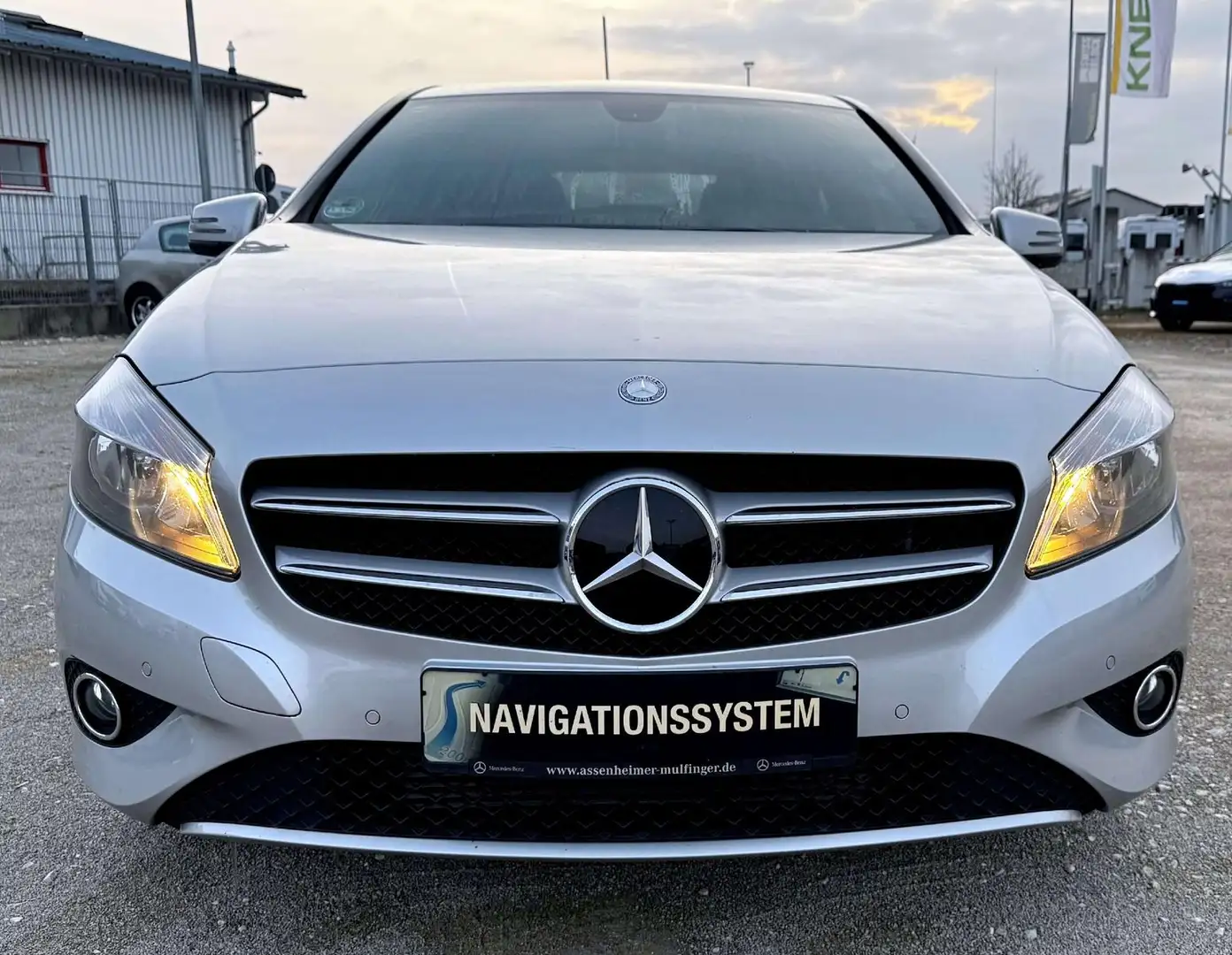 Mercedes-Benz A 180 A -Klasse A 180 BlueEfficiency/NAVI/8x ALU Silber - 2