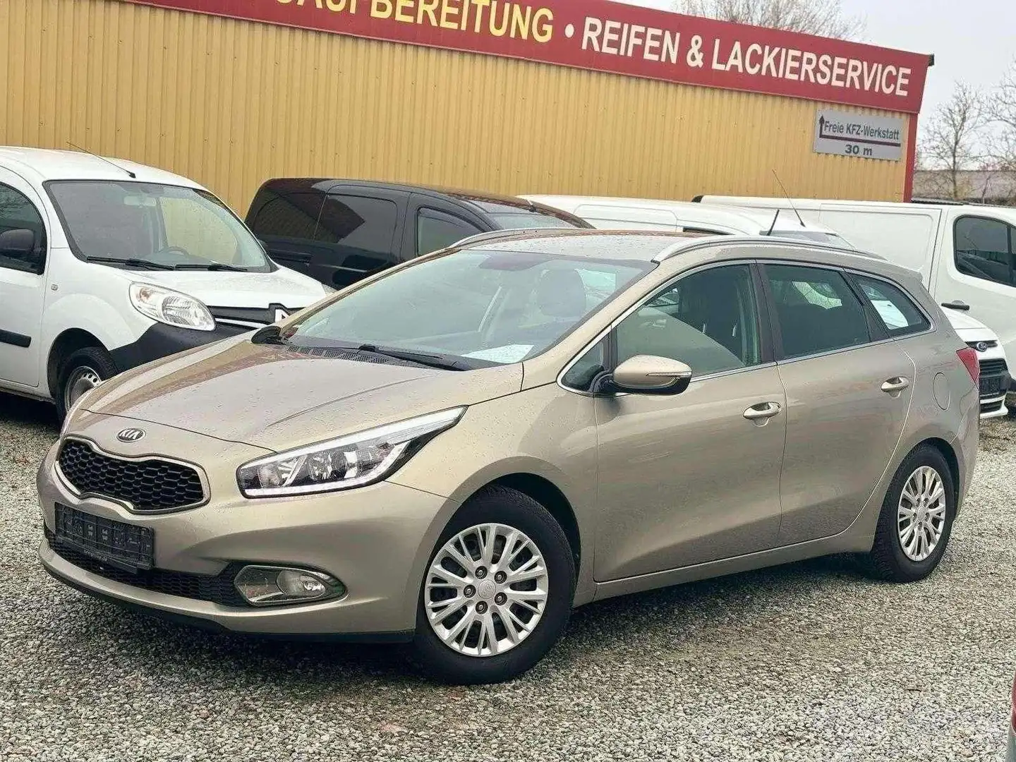 Kia Ceed SW / cee'd SW Ceed SW / cee d SW Ceed SW / cee d SW Ceed SW / Золотий - 1