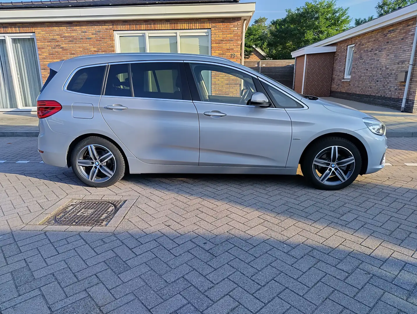 BMW 216 2-Serie Gran Tourer 216D Sport,automaat,trekhaak Zilver - 2