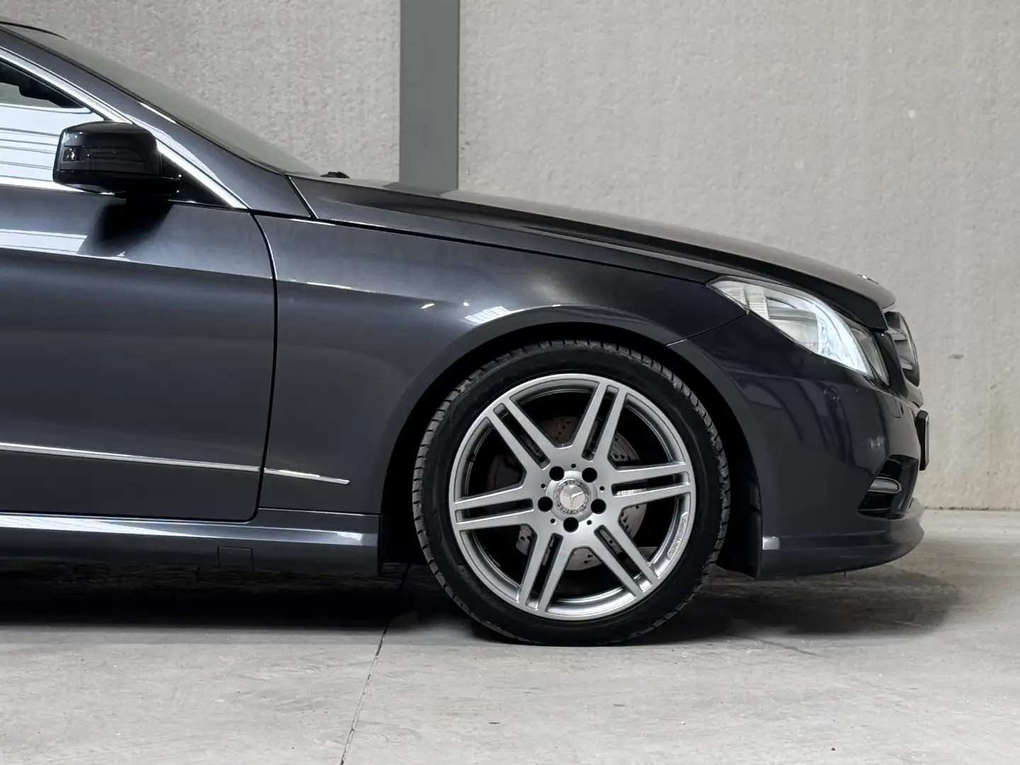 Mercedes-Benz E 220 CDI DPF Coupe BlueEFFICIENCY 7G-TRONIC AMG PACK Сірий - 2