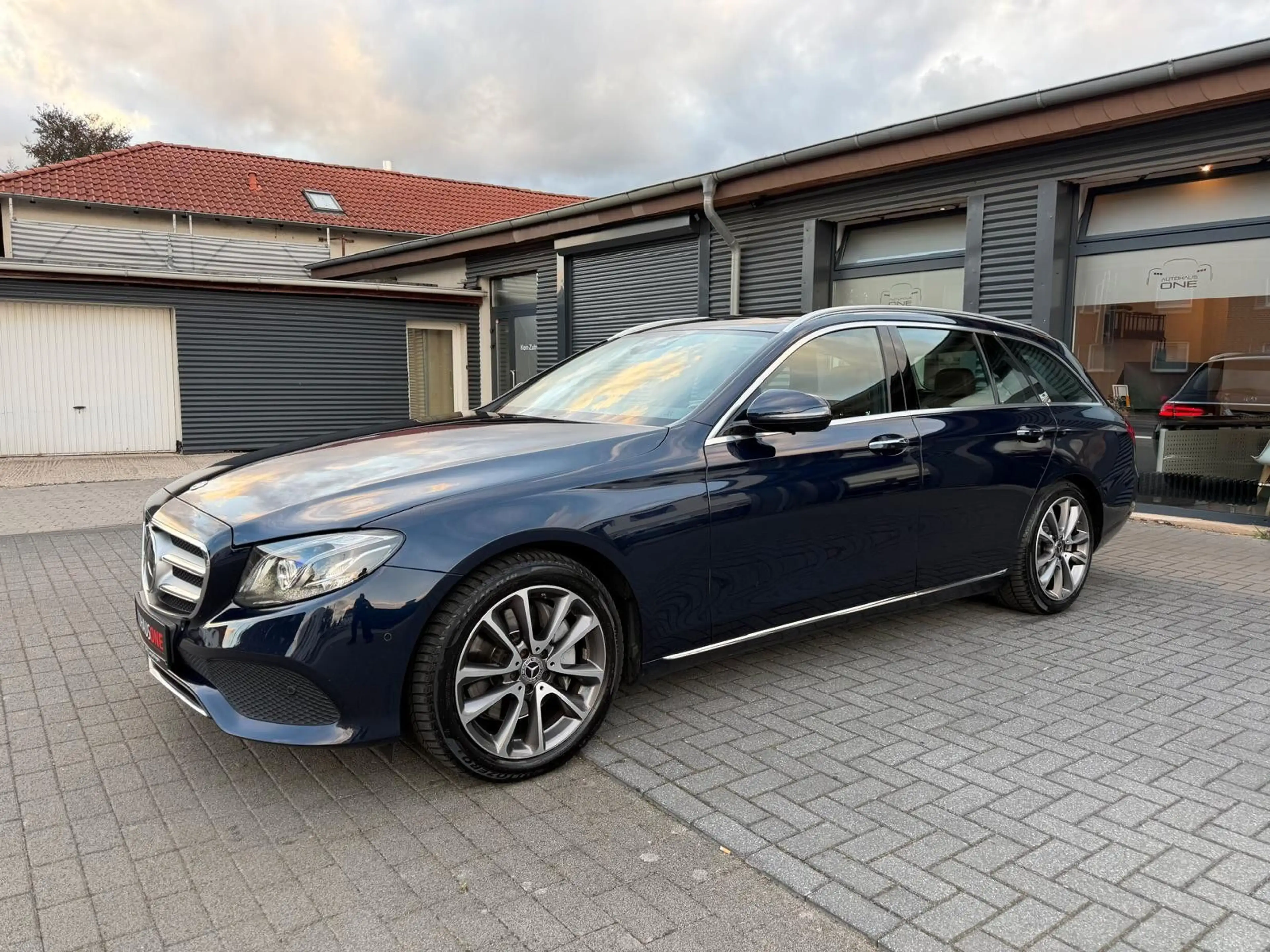 Mercedes-Benz E 350 d T PANORAMA/KEYLESS/WIDESCREEN/STANDHZG — photo 2