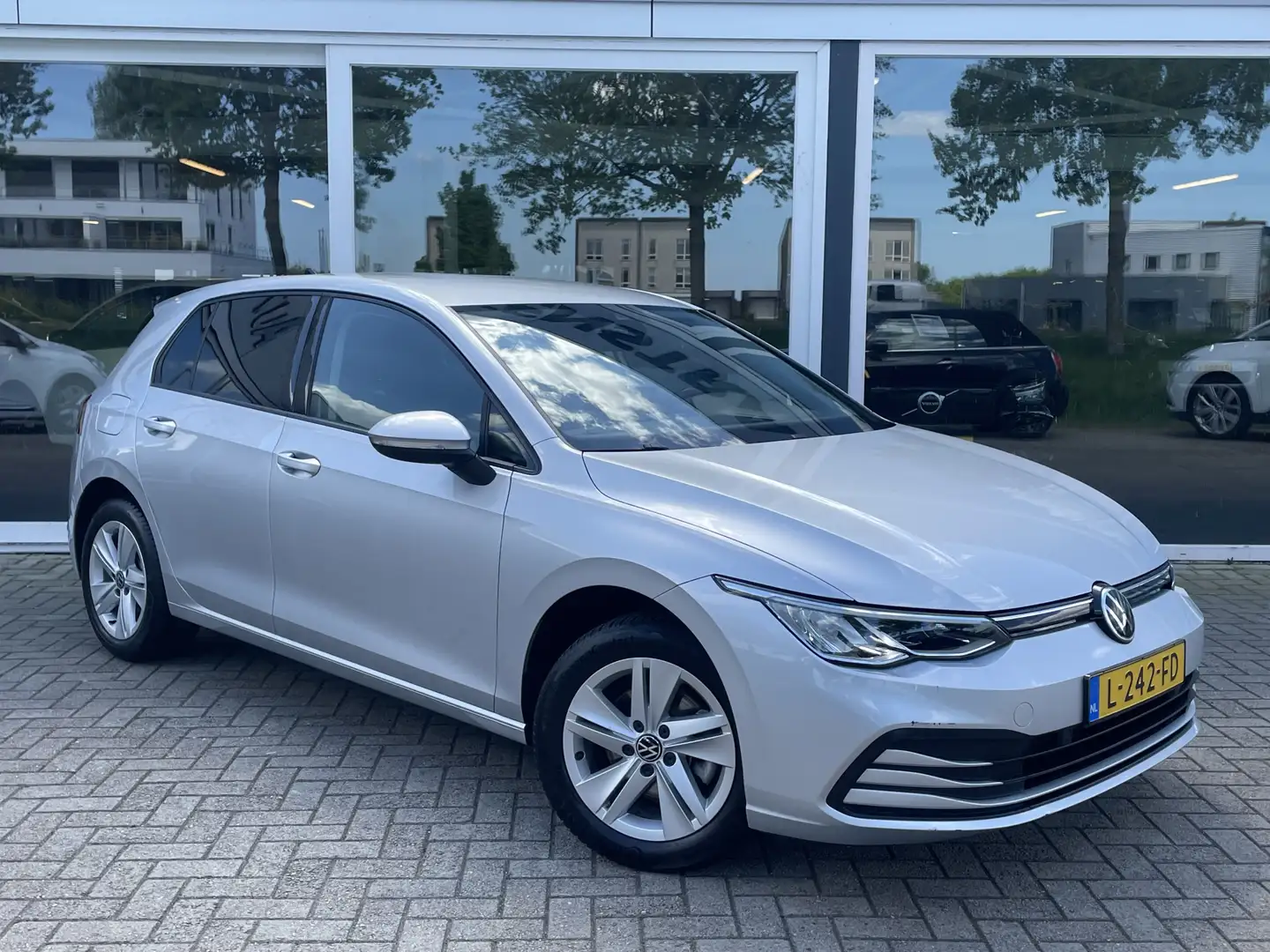 Volkswagen Golf 1.0 TSI Life 50% deal 8.475,- ACTIE Virtual / Navi Grijs - 1
