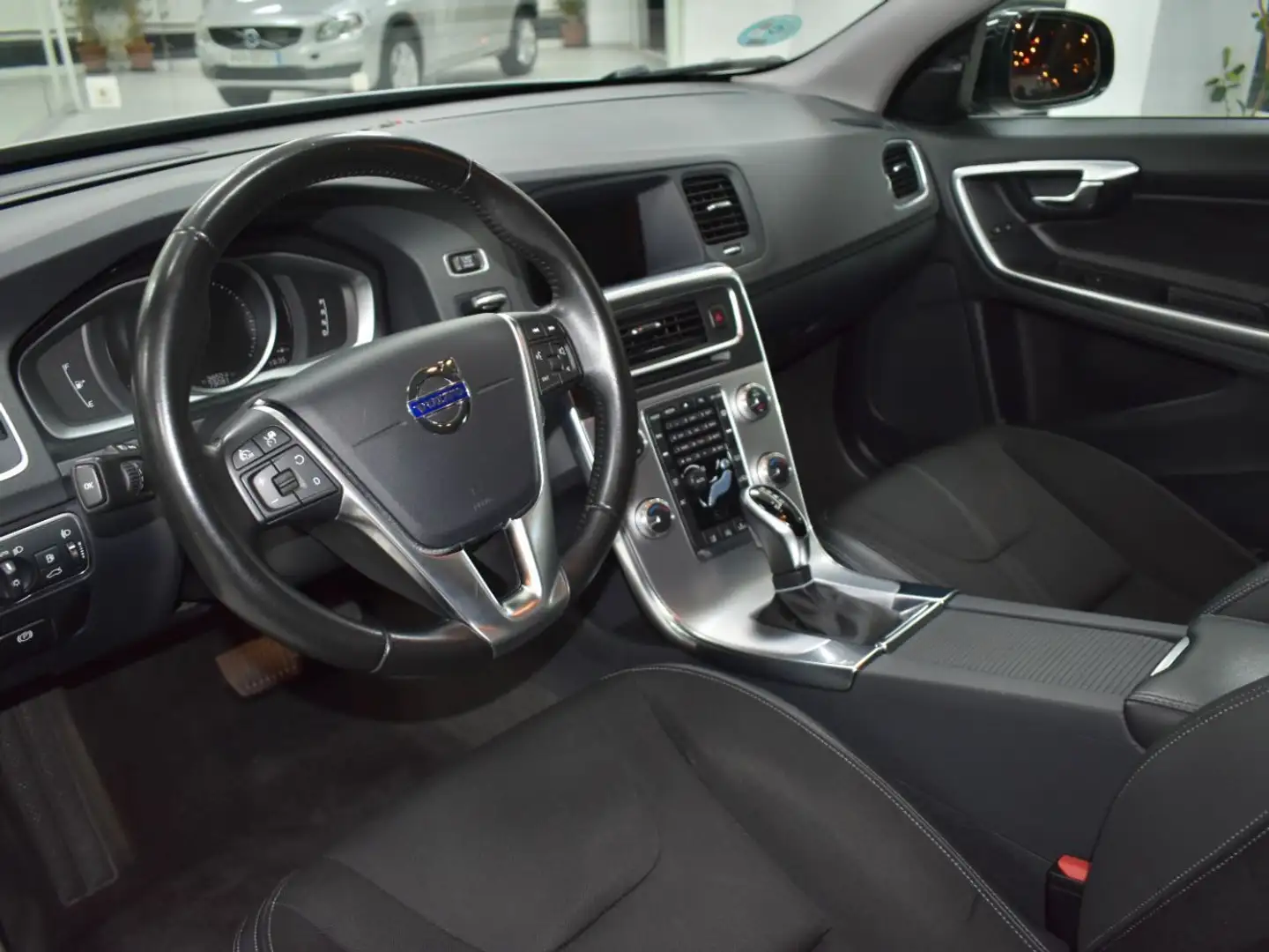 Volvo V60 Cross Country D3 Aut. Grijs - 2