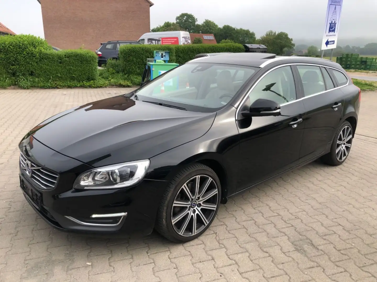 Volvo V60 Kombi Basis AWD Gewerbe/Export 11000€ Zwart - 1