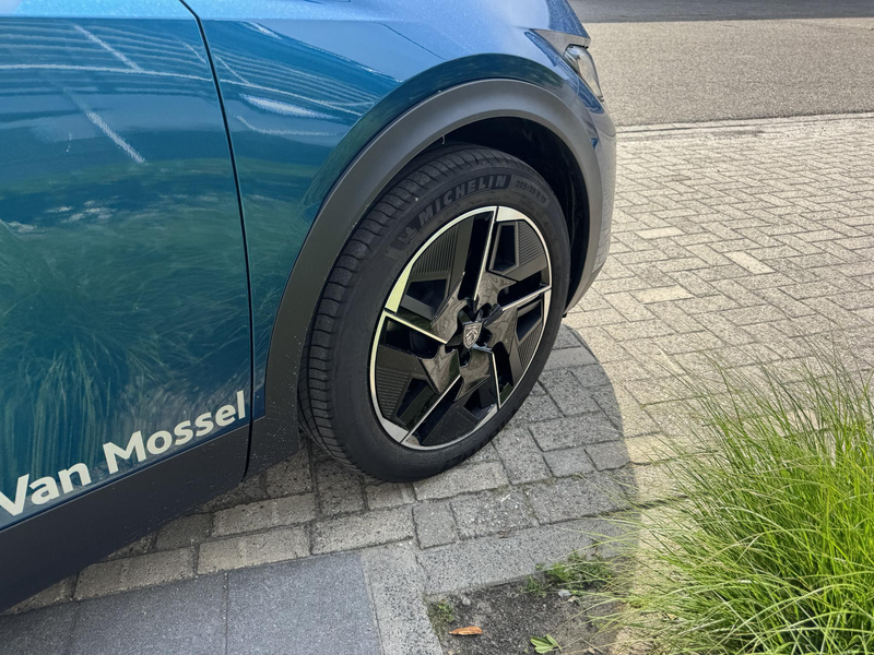 Peugeot 408 1.6 HYbrid Allure Pack 225 EAT8 — photo 13