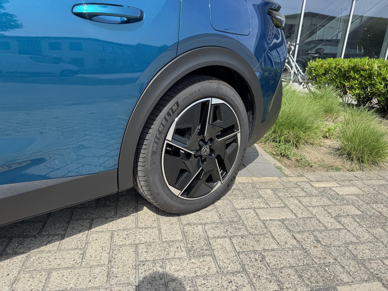 Peugeot 408 1.6 HYbrid Allure Pack 225 EAT8 — photo 10