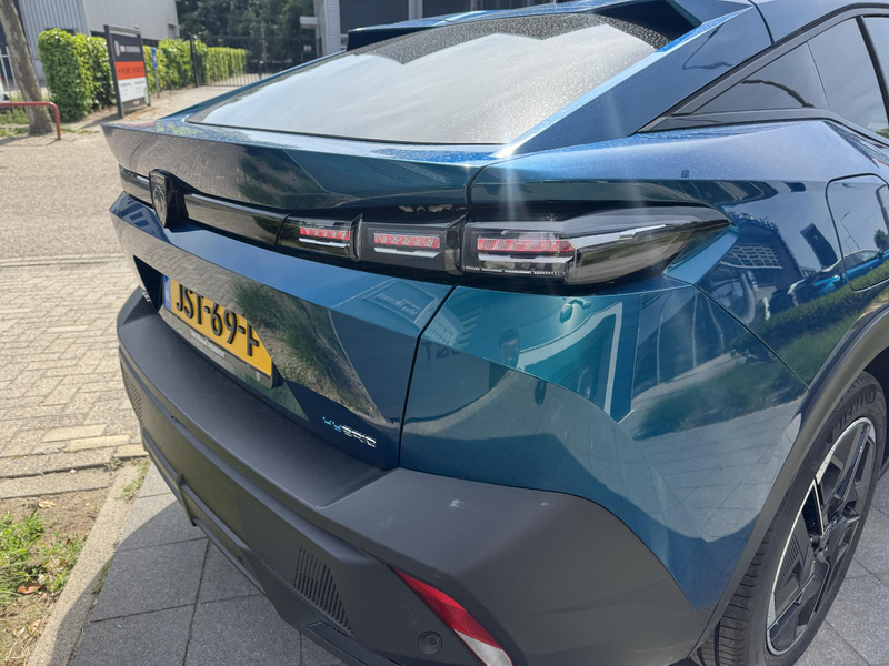 Peugeot 408 1.6 HYbrid Allure Pack 225 EAT8 — photo 11