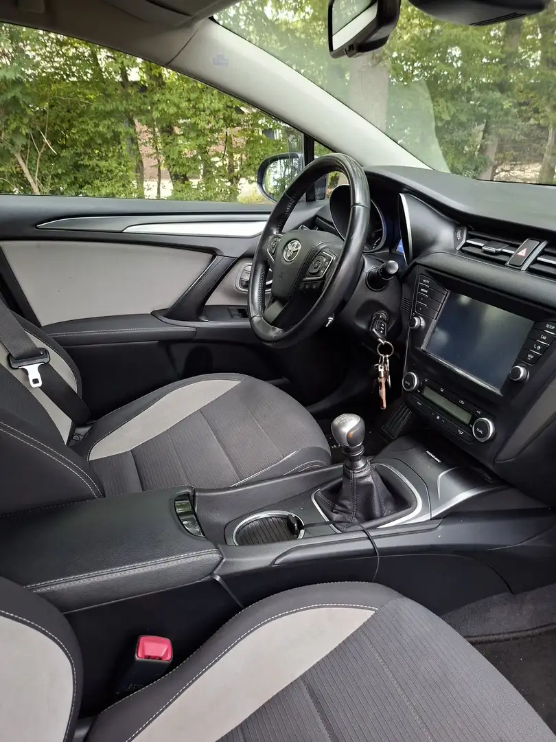 Toyota Avensis 1.6 D-4D Comfort - 1