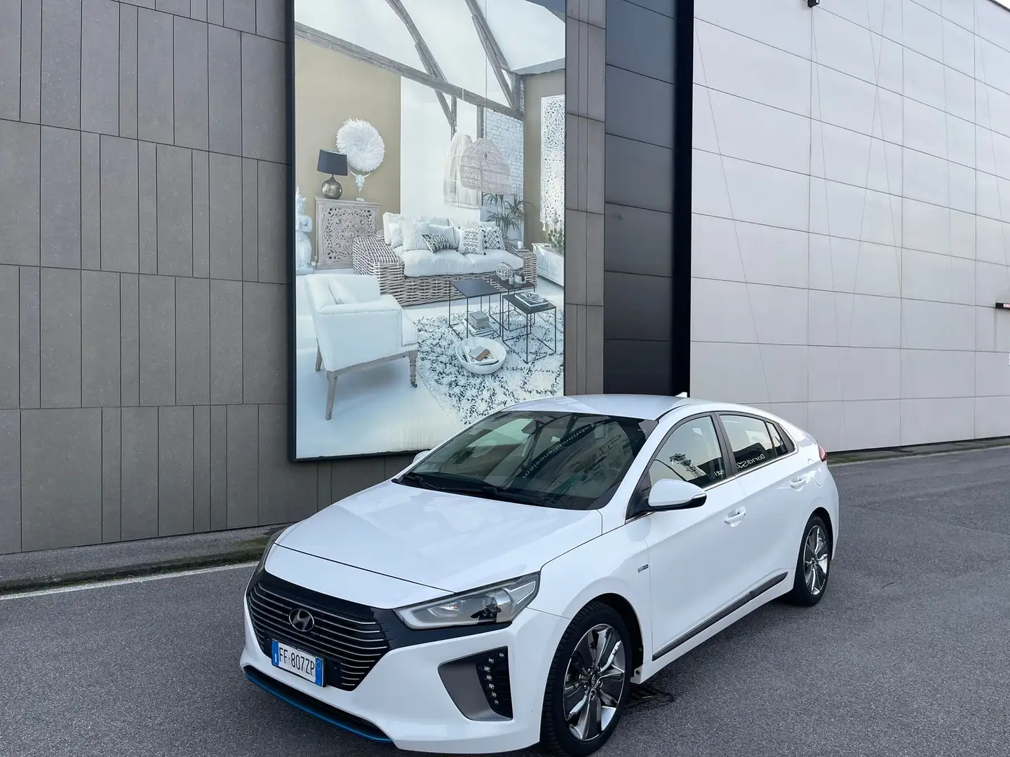 Hyundai IONIQ 1.6 Hybrid DCT Style 5P EURO 6 cambio automatico Bianco - 2