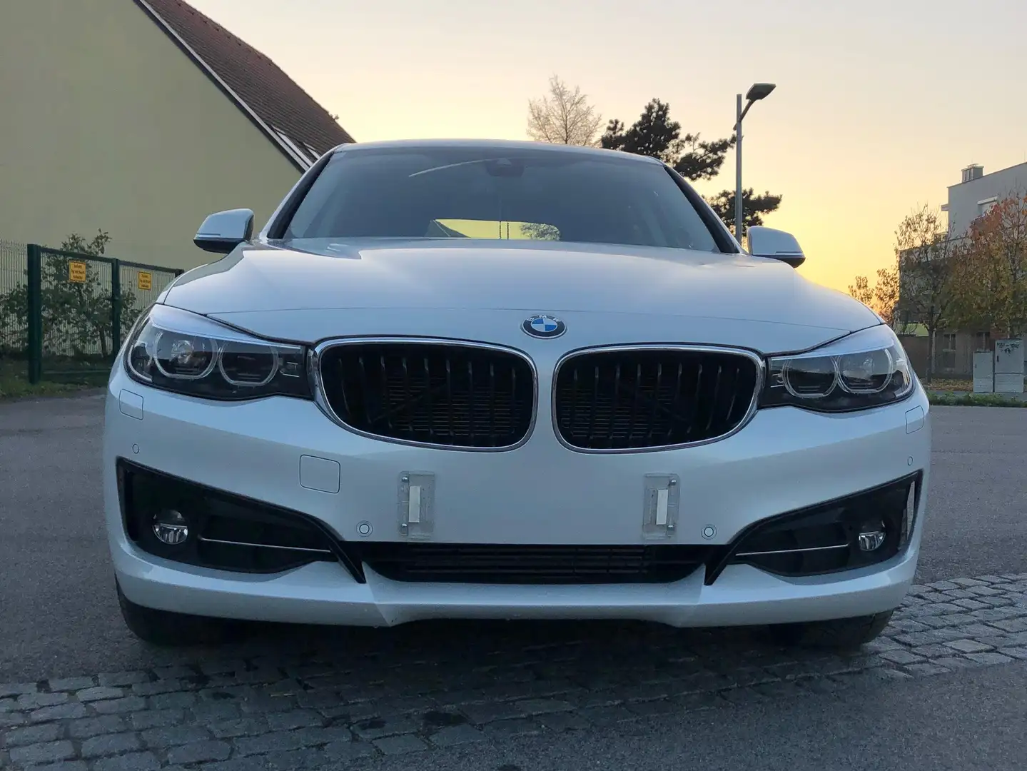 BMW 318 318d Gran Turismo Aut. Weiß - 1