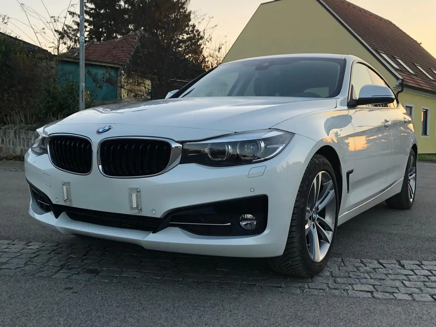 BMW 318 318d Gran Turismo Aut. Weiß - 2